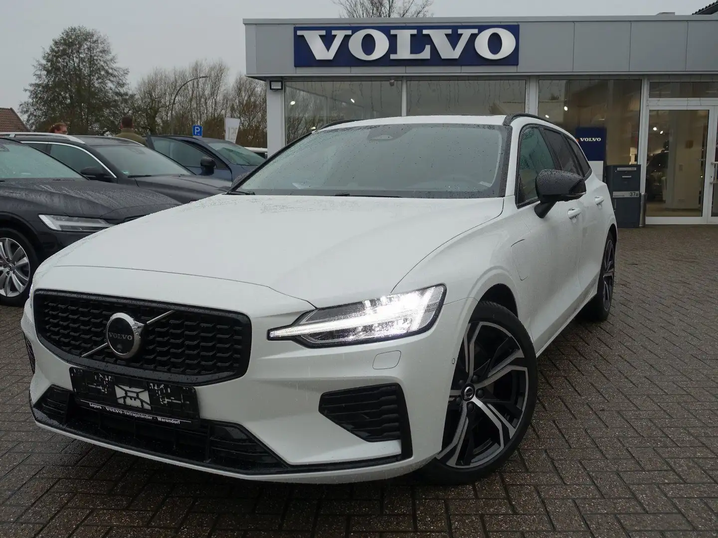 Volvo V60 Ultra T8 AWD/Massage/B&W/Head-UP/Pano/BLIS Weiß - 1