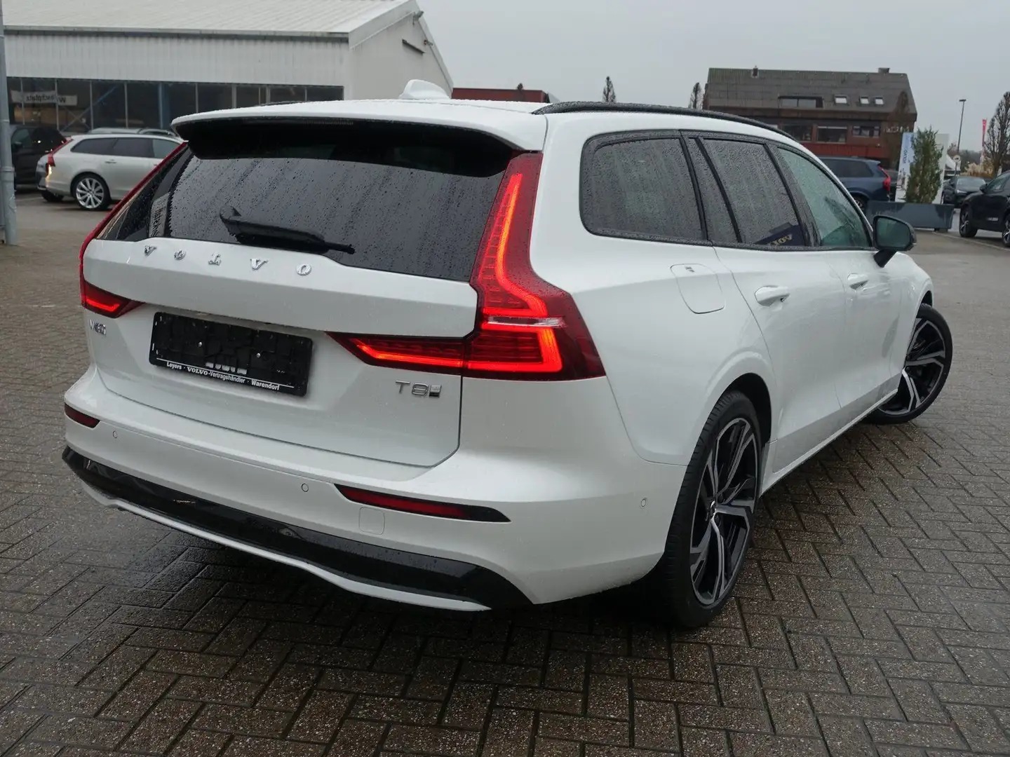 Volvo V60 Ultra T8 AWD/Massage/B&W/Head-UP/Pano/BLIS Weiß - 2