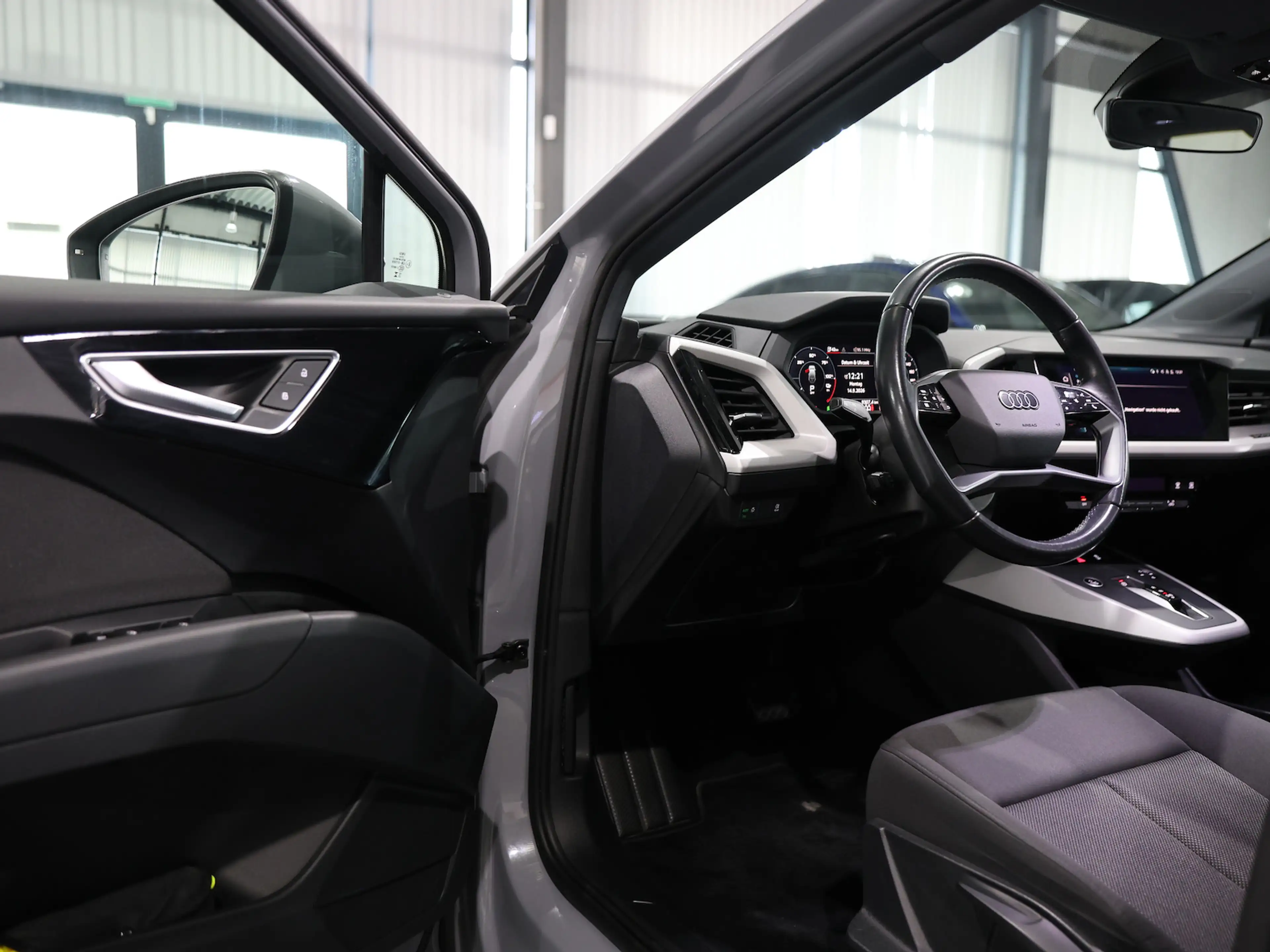 Audi Q4 e-tron 40 GREY & BLACK / 95,4% / LED, KOMFORT — photo 12
