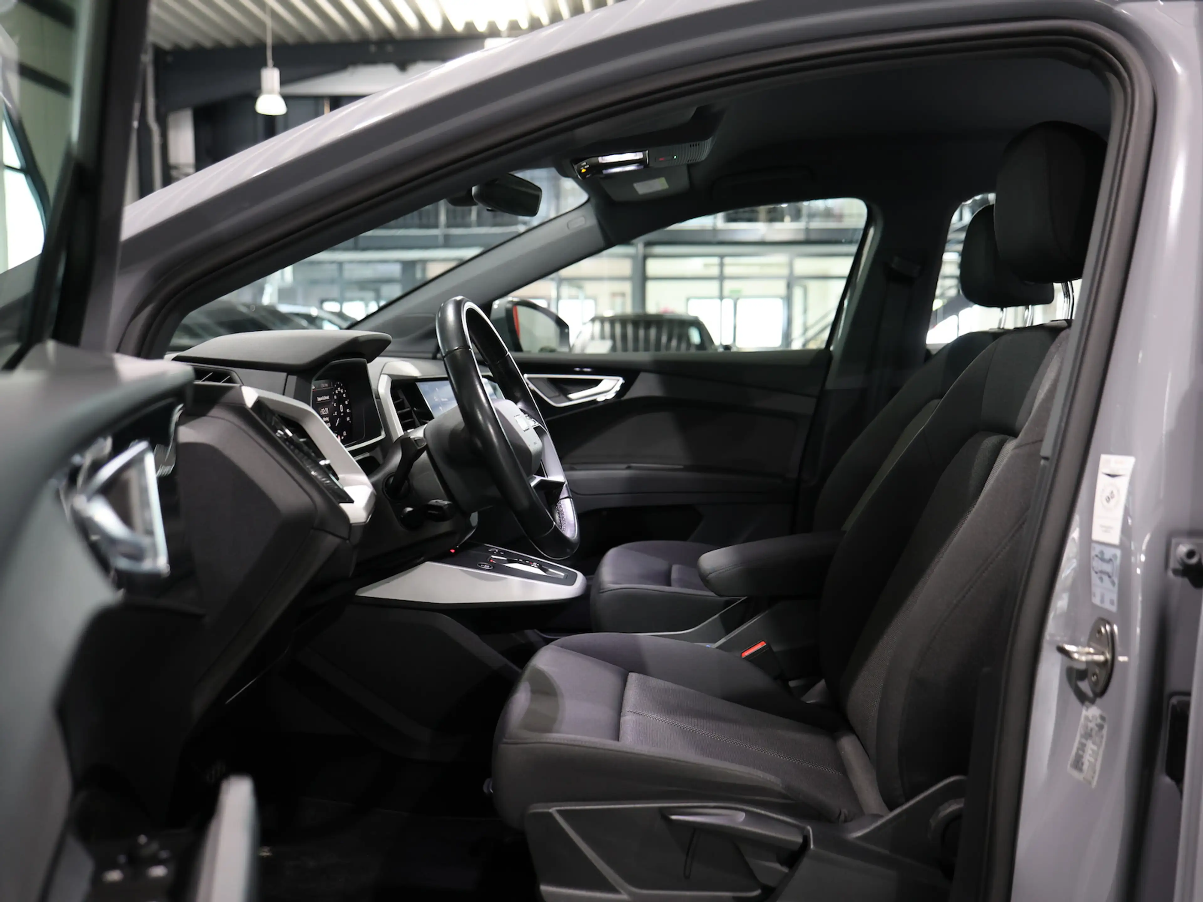 Audi Q4 e-tron 40 GREY & BLACK / 95,4% / LED, KOMFORT — photo 13