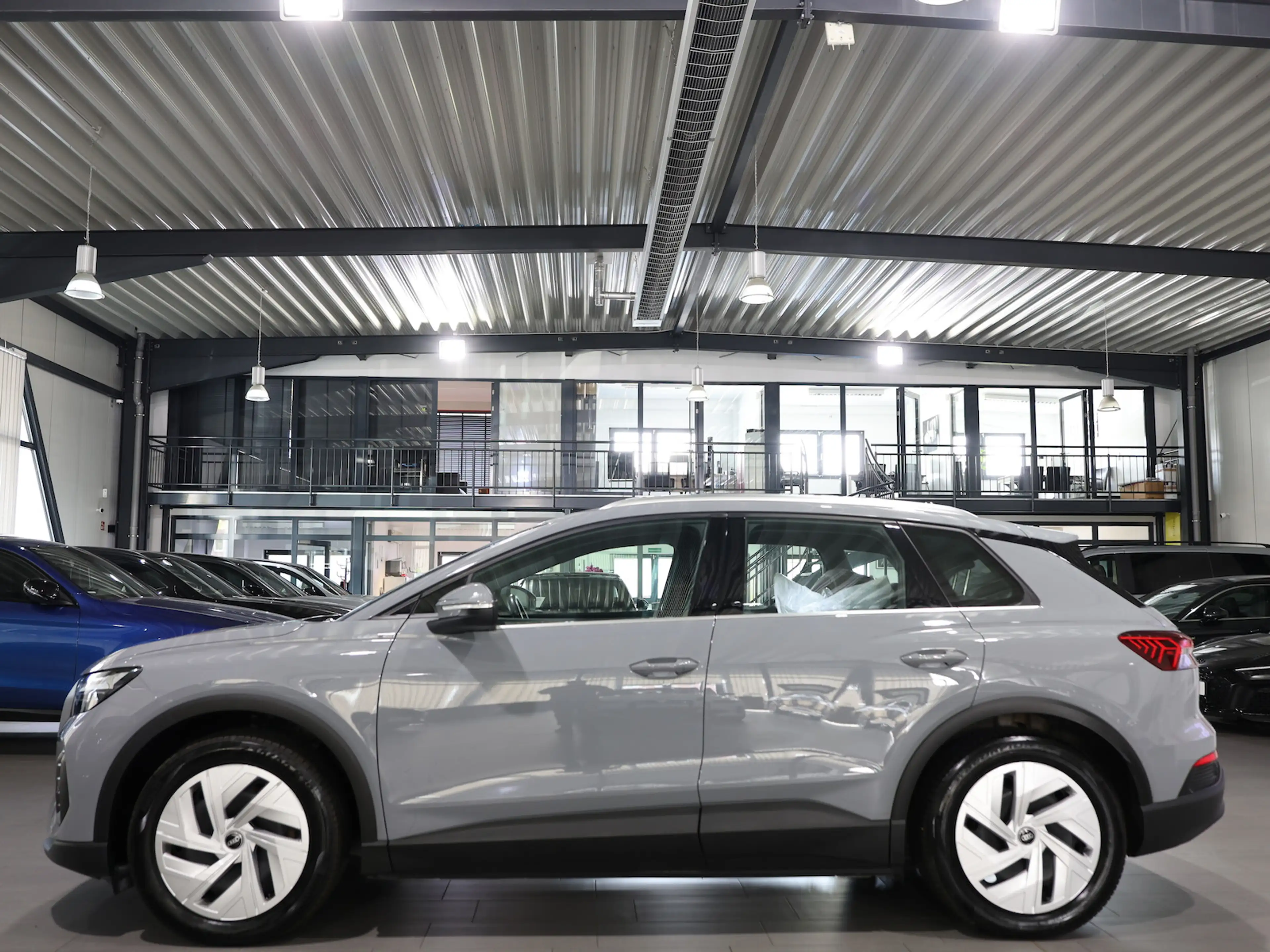 Audi Q4 e-tron 40 GREY & BLACK / 95,4% / LED, KOMFORT — photo 7
