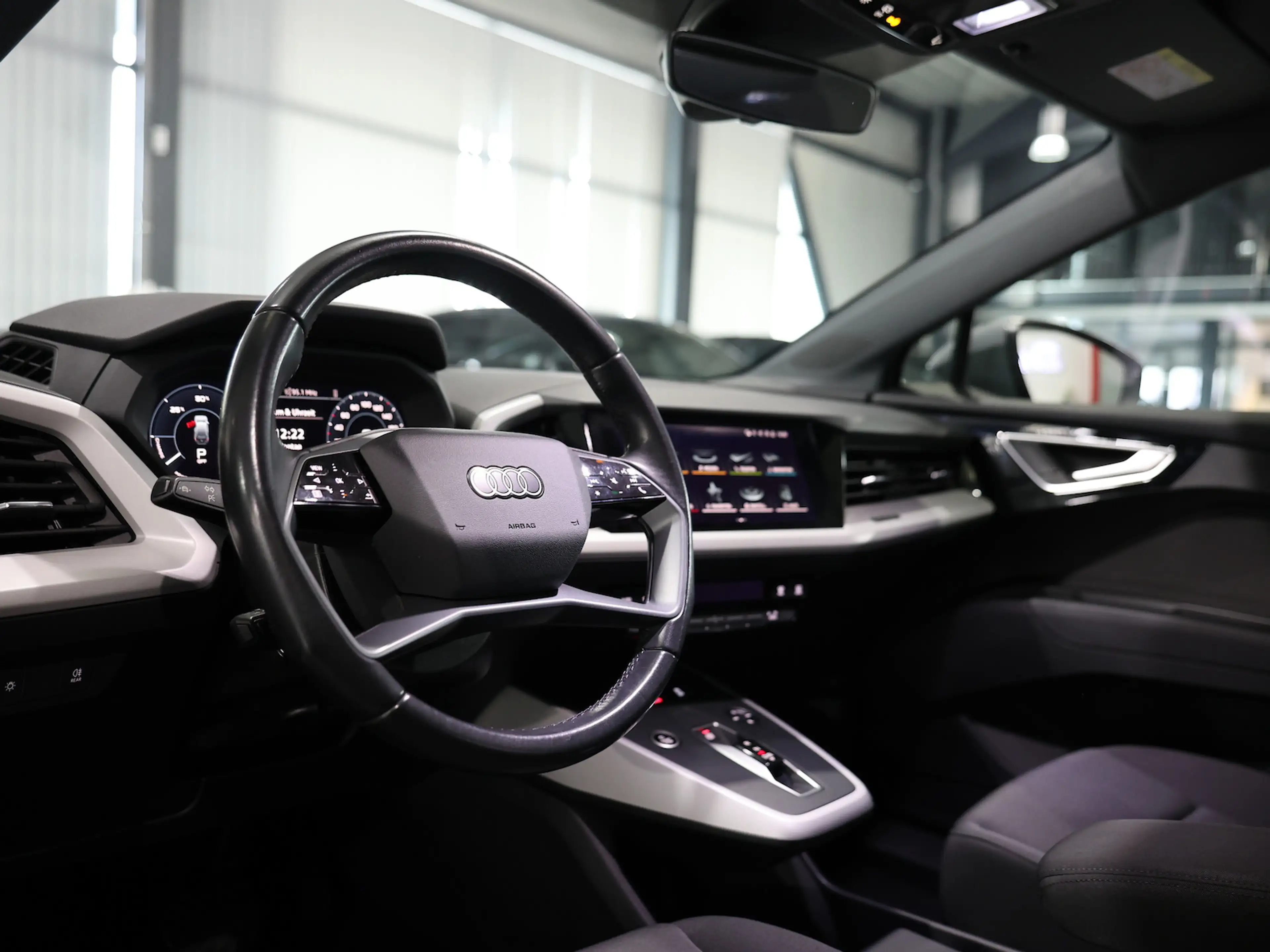 Audi Q4 e-tron 40 GREY & BLACK / 95,4% / LED, KOMFORT — photo 14