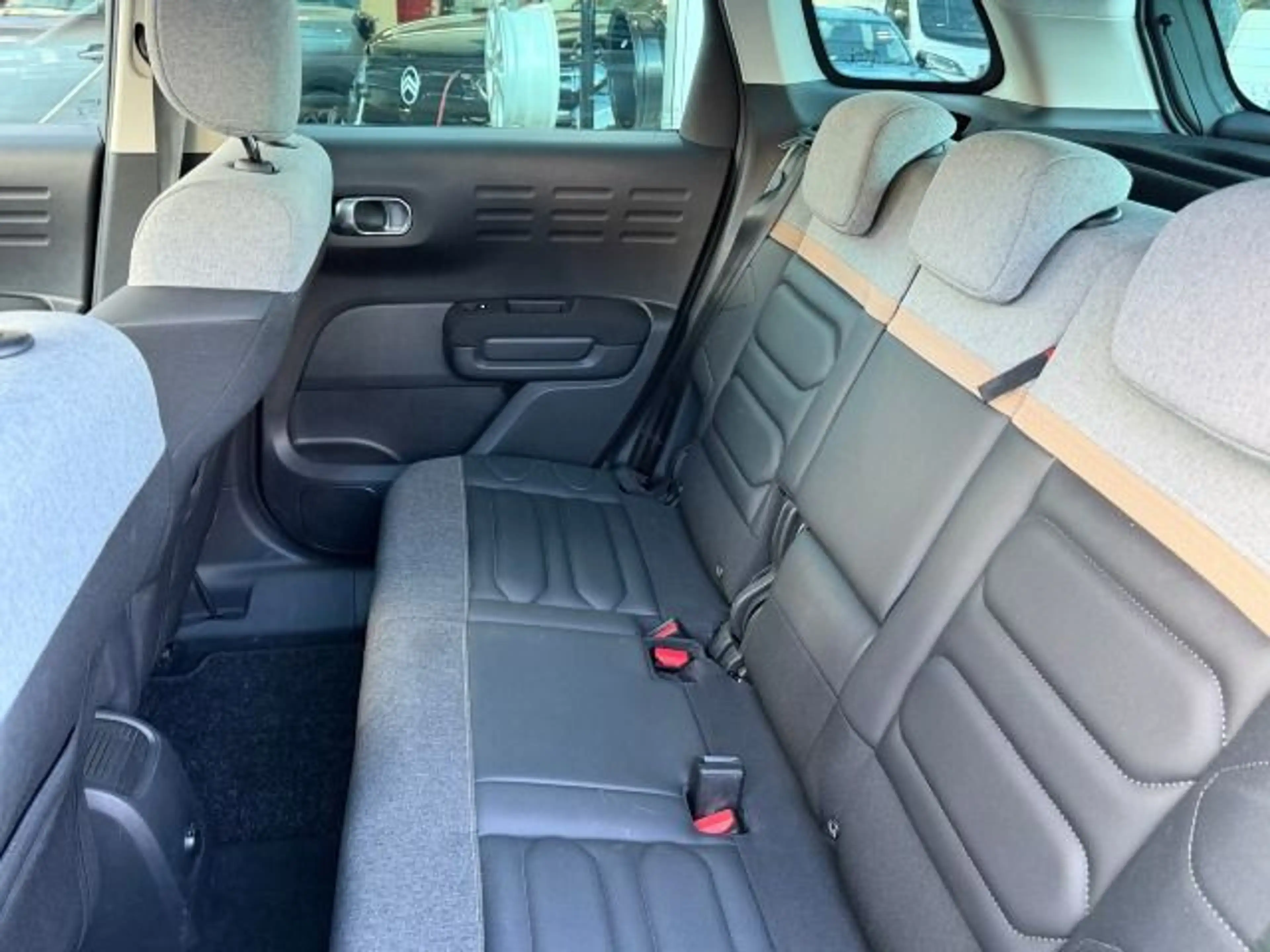 Citroen C3 Aircross 1.2 PureTech 130 Shine Pack S&S — photo 12