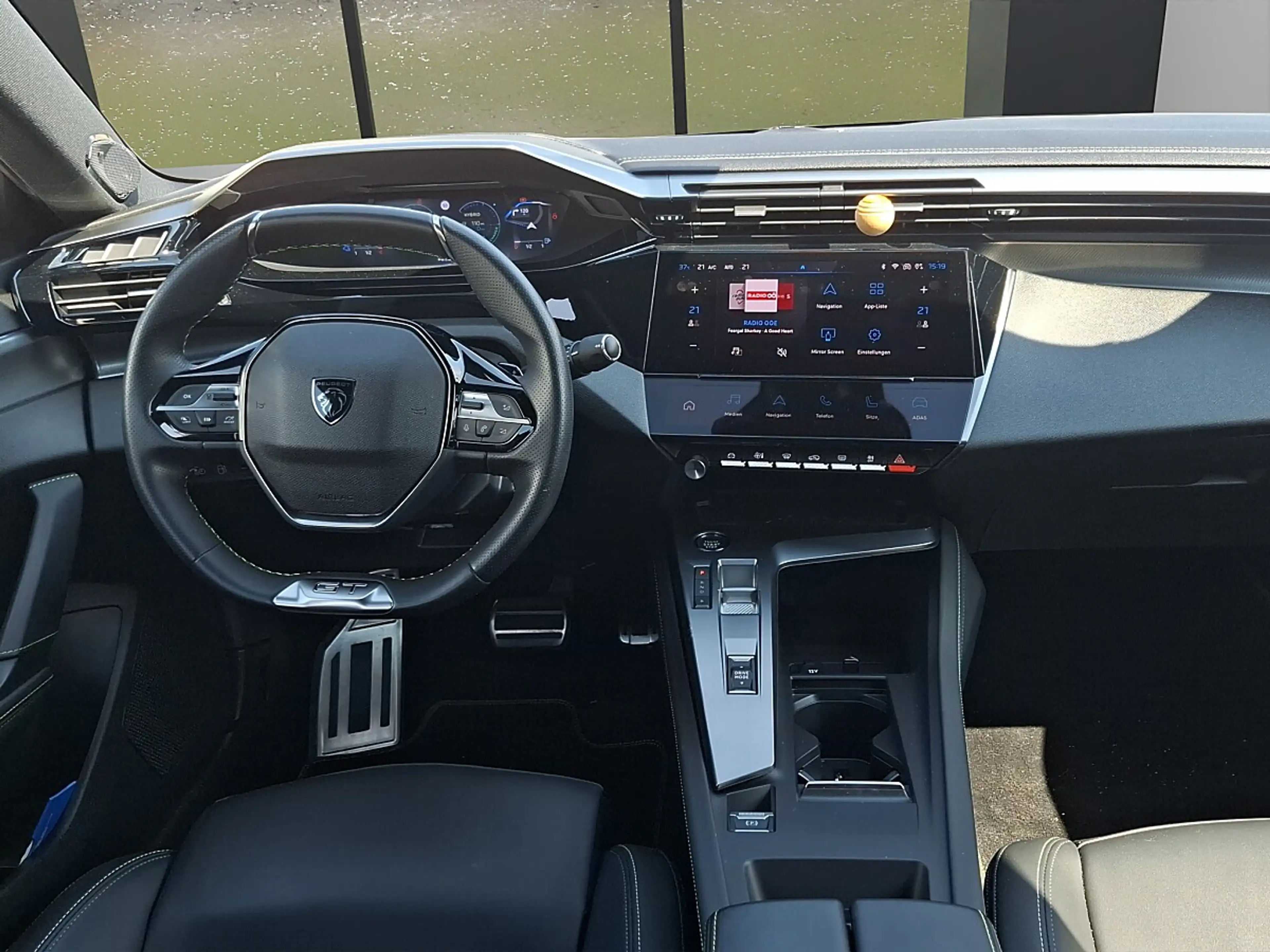 Peugeot 408 PHEV 225 e-EAT8 GT — photo 7