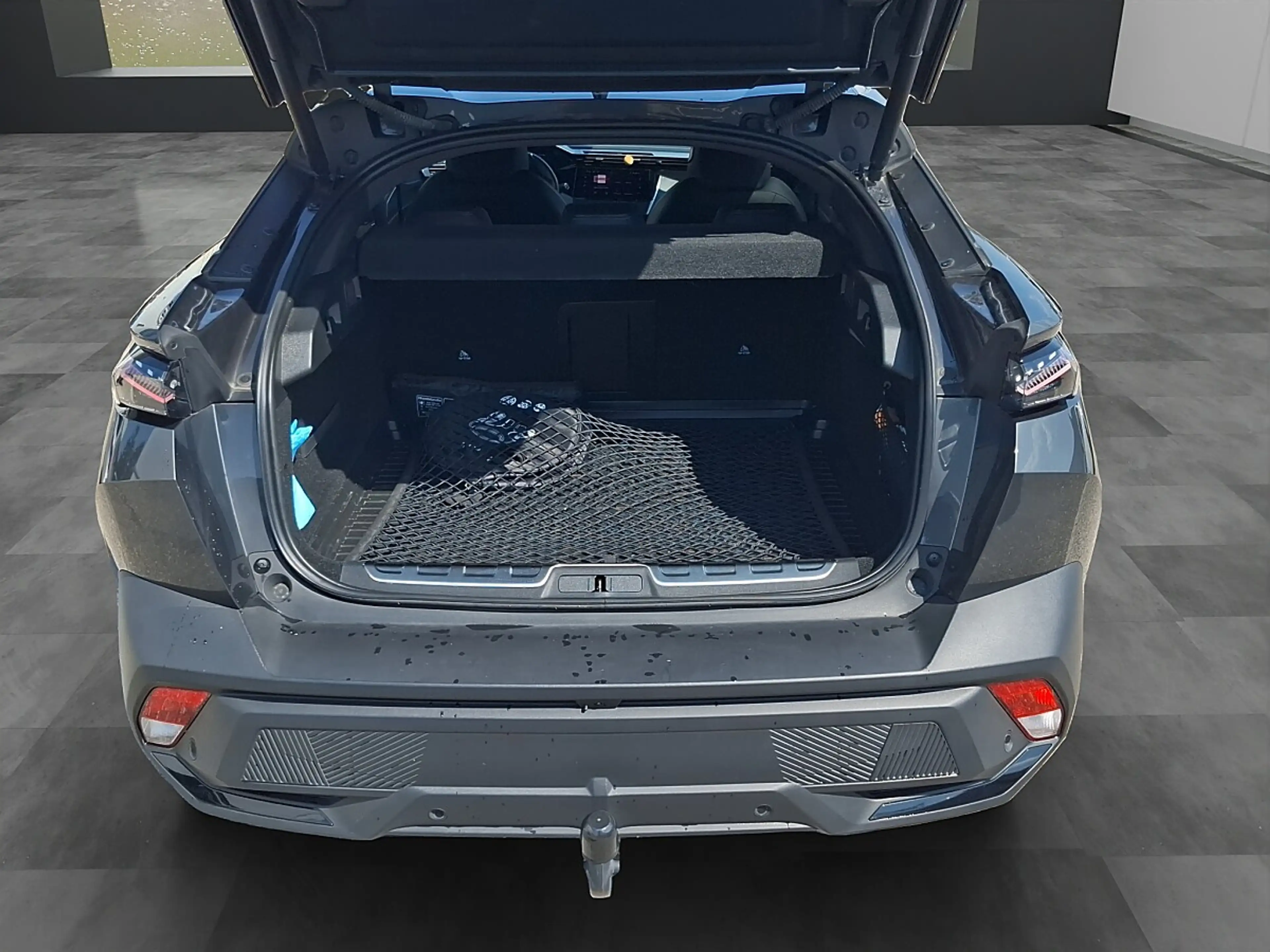Peugeot 408 PHEV 225 e-EAT8 GT — photo 11