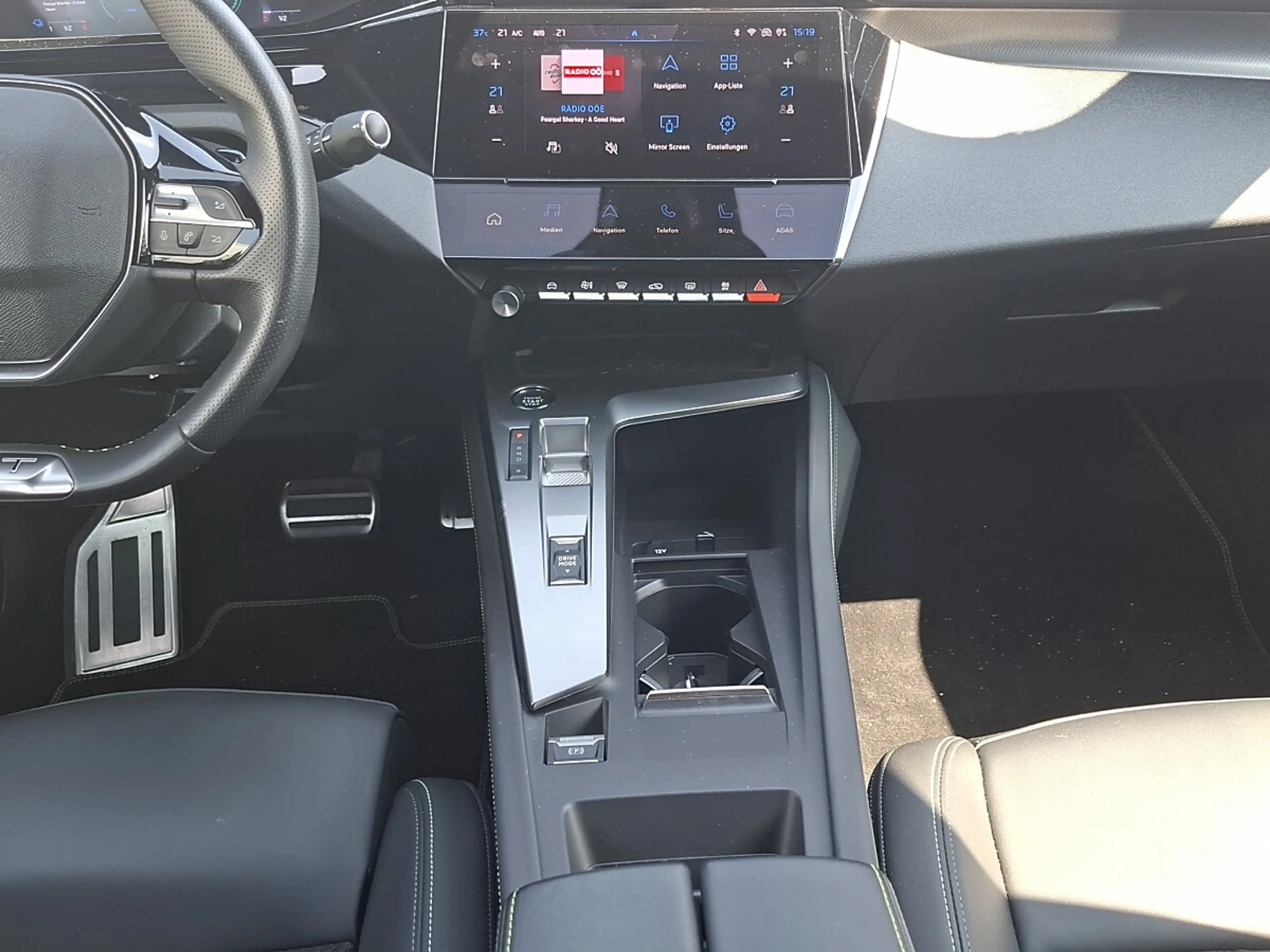 Peugeot 408 PHEV 225 e-EAT8 GT — photo 8