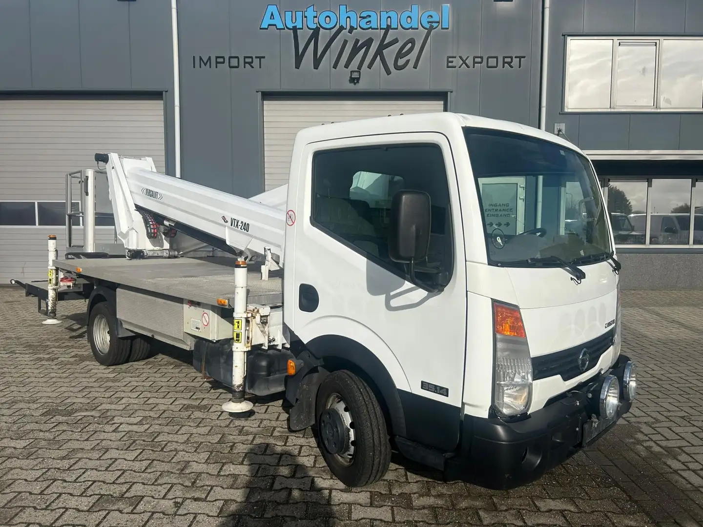 Nissan Cabstar VERSALIFT VTX 240 bijela - 1