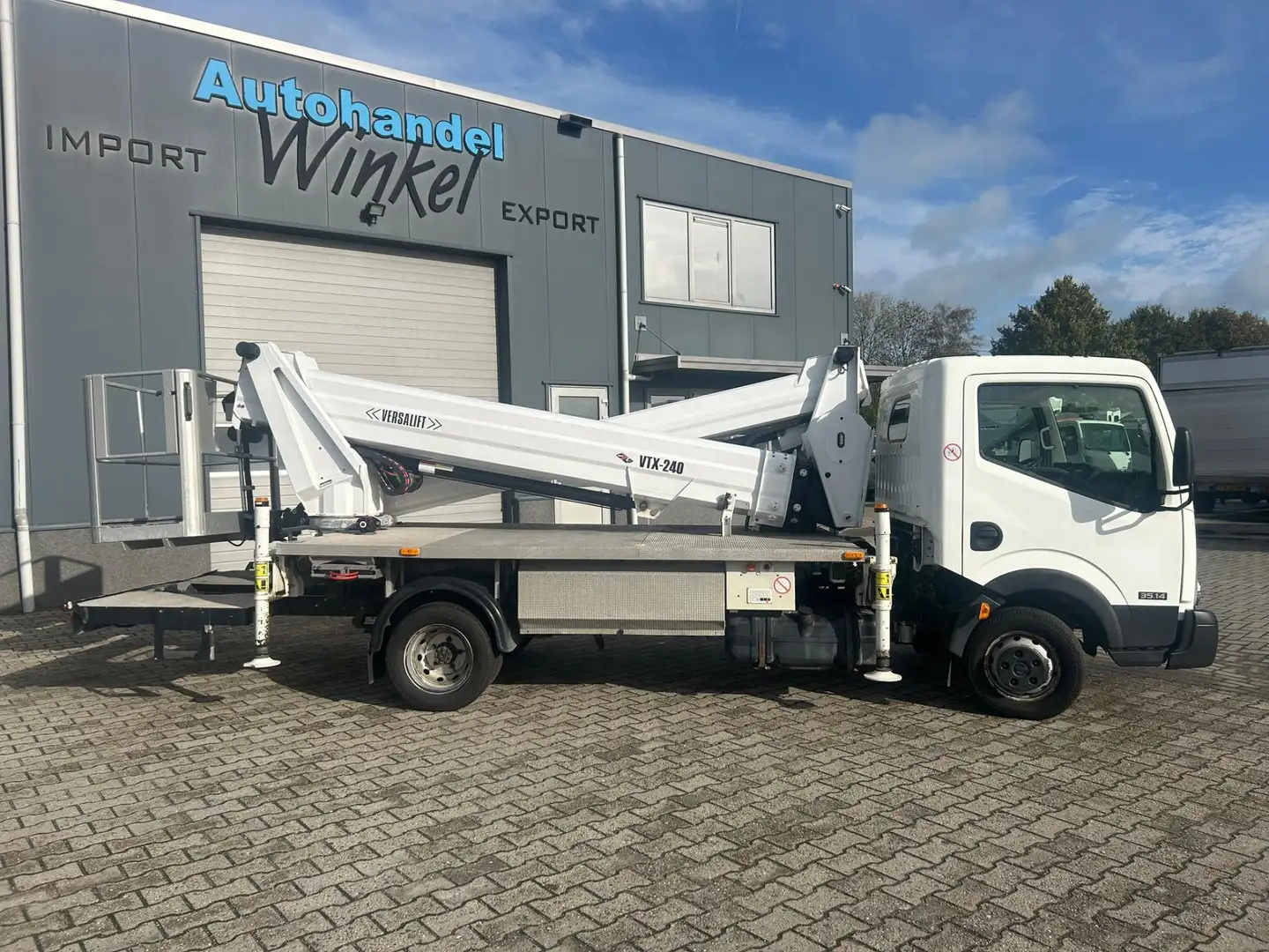 Nissan Cabstar VERSALIFT VTX 240 bijela - 2