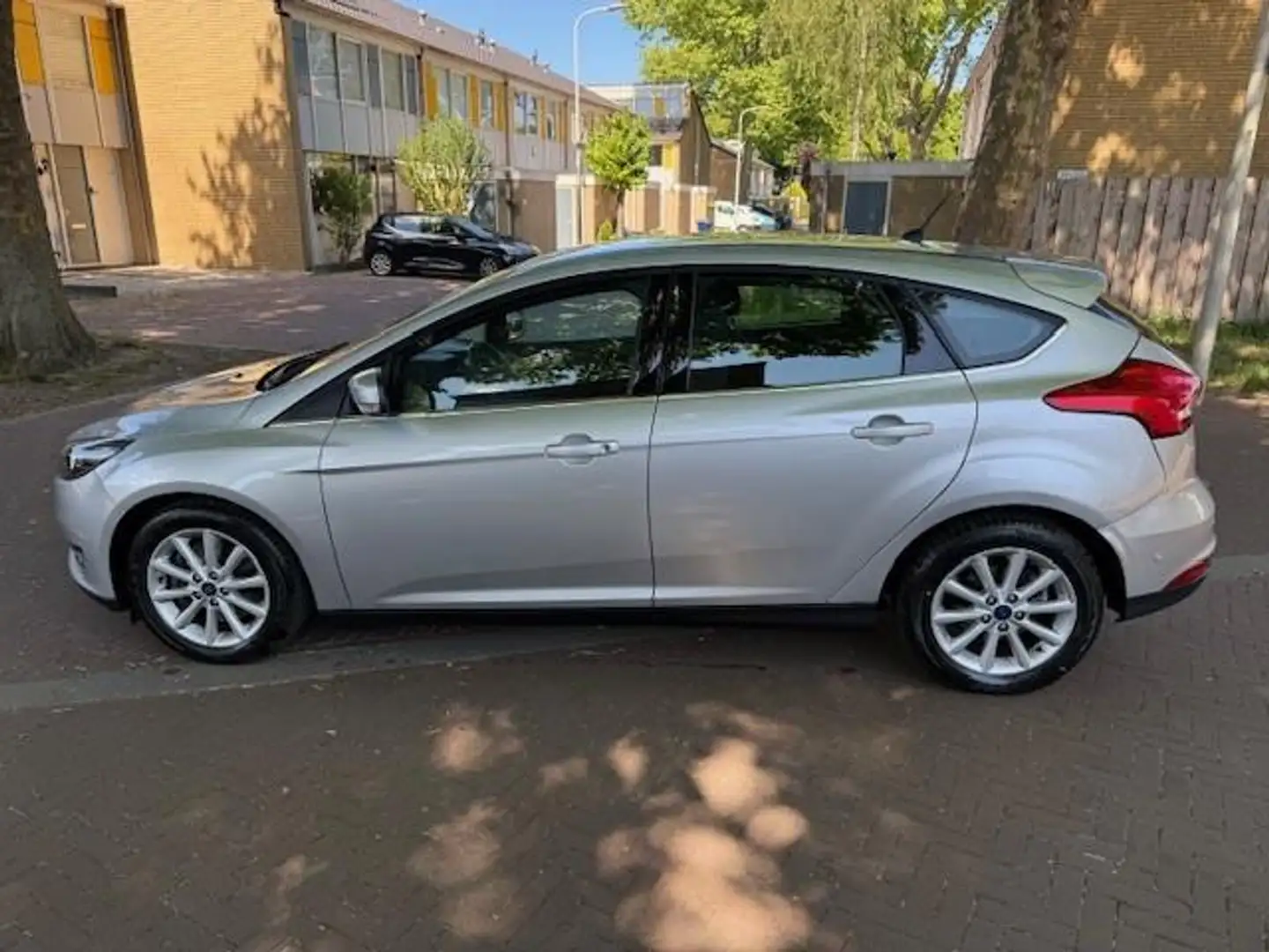 Ford Focus AUTOMAAT / Eerste eigenaar / 89.000 km / Airco / N Gris - 2
