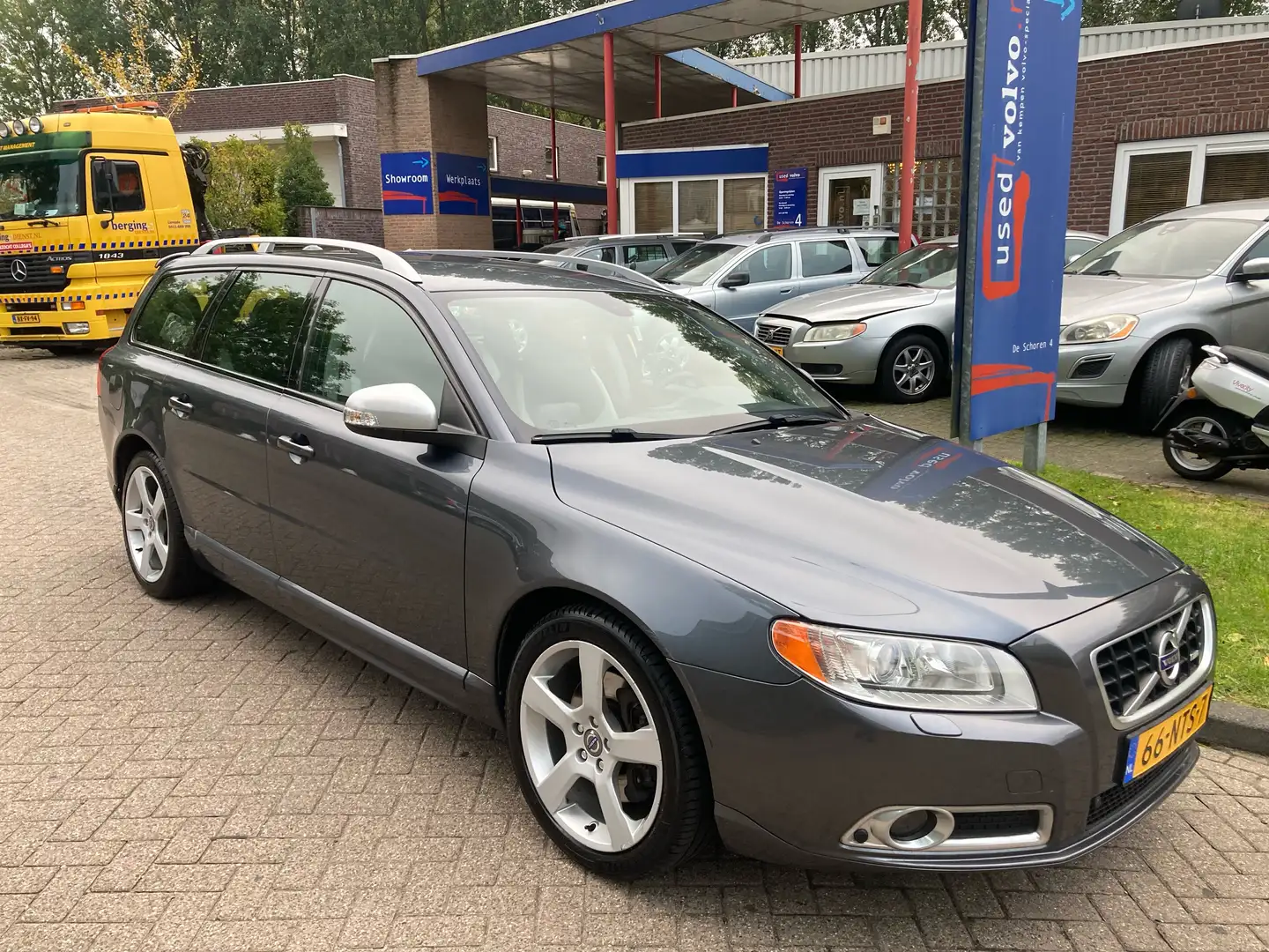 Volvo V70 2.0T 200PK R-Edition Grijs - 1