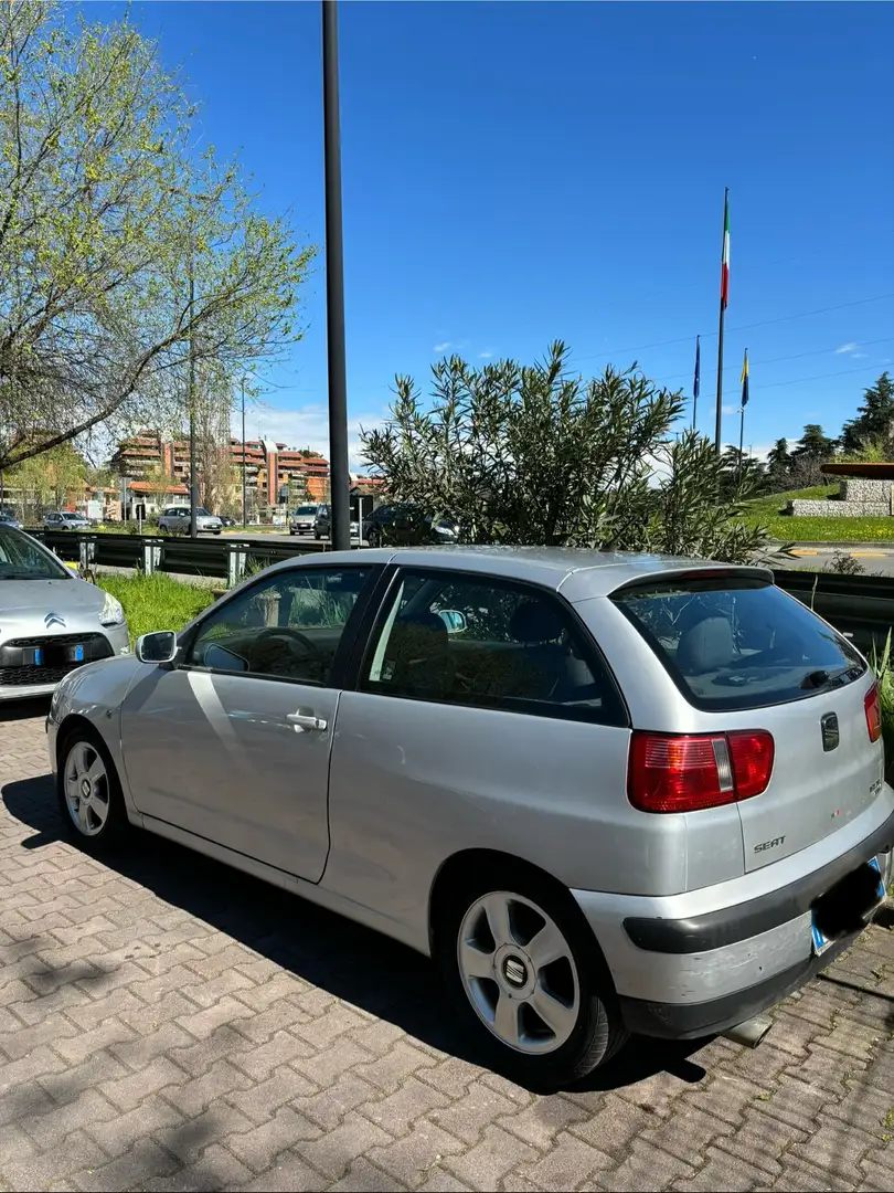 SEAT Ibiza 3p 1.4 16v Signo Šedá - 1