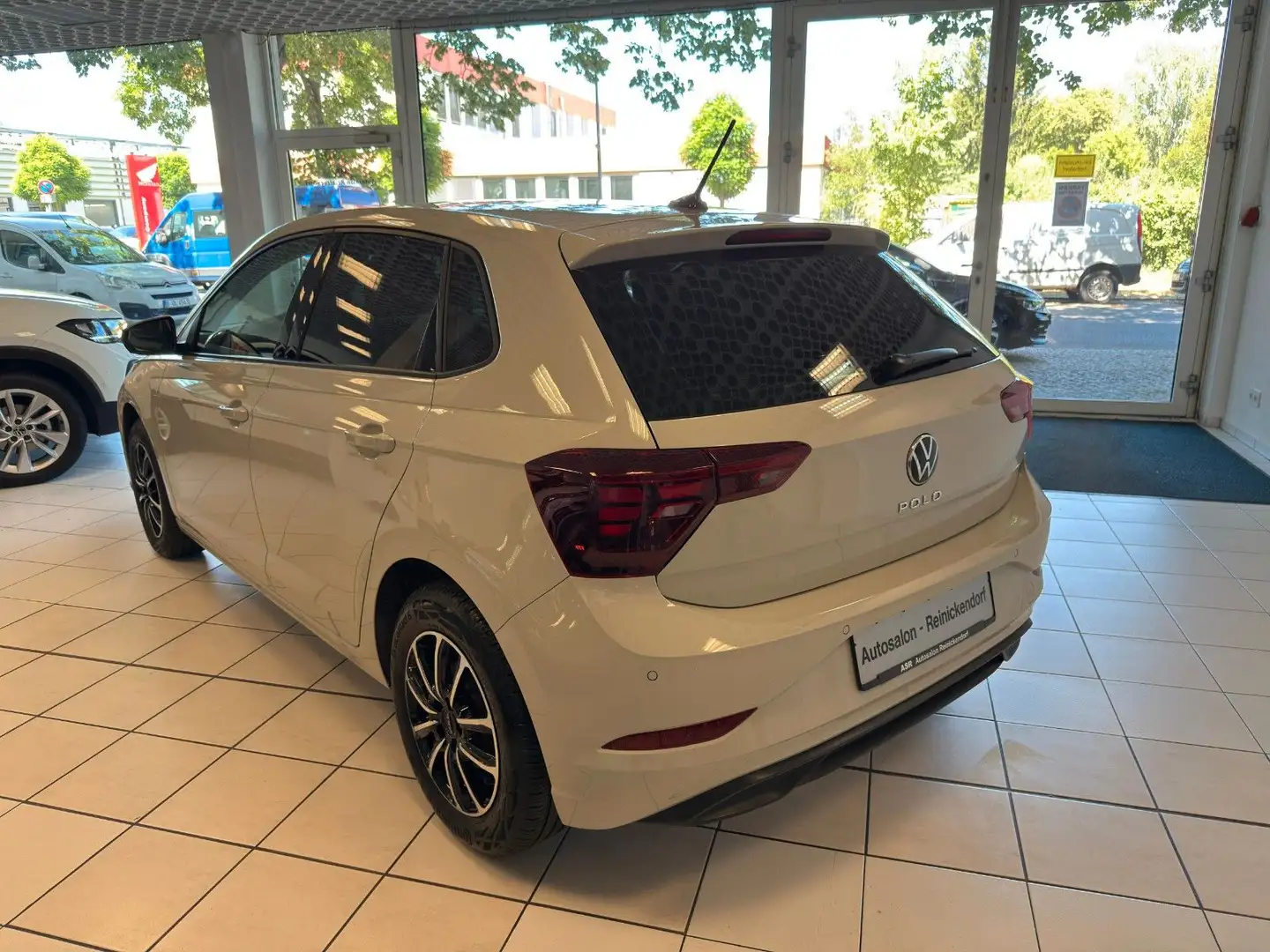 Volkswagen Polo VI 1.0 TSI DSG Life*Tempomat*Navi*LED*SHZ* Grijs - 2
