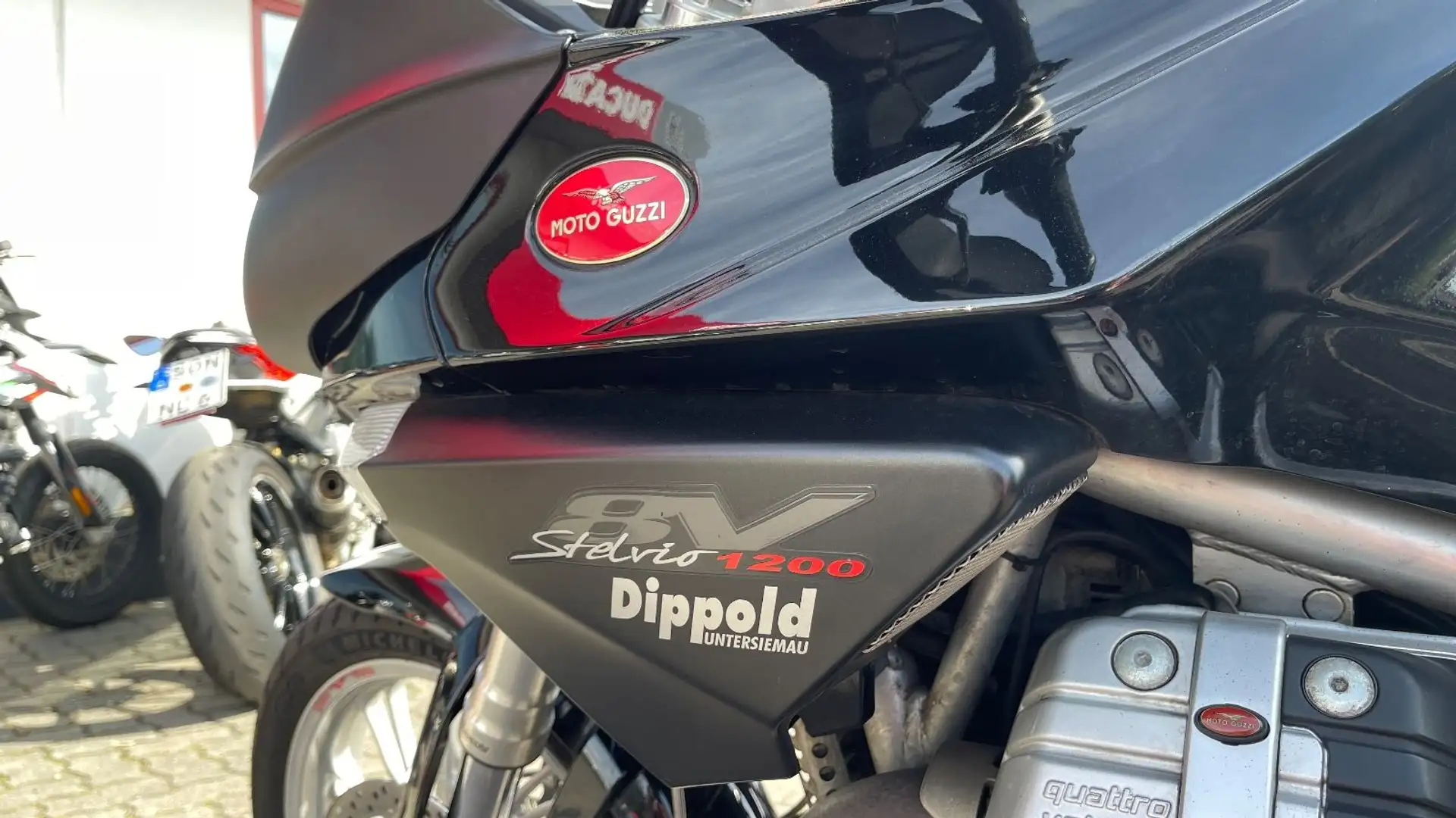 Moto Guzzi Stelvio 1200 ABS Černá - 2