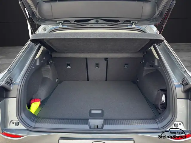 Volkswagen T-Roc view 6