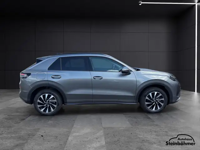 Volkswagen T-Roc view 9
