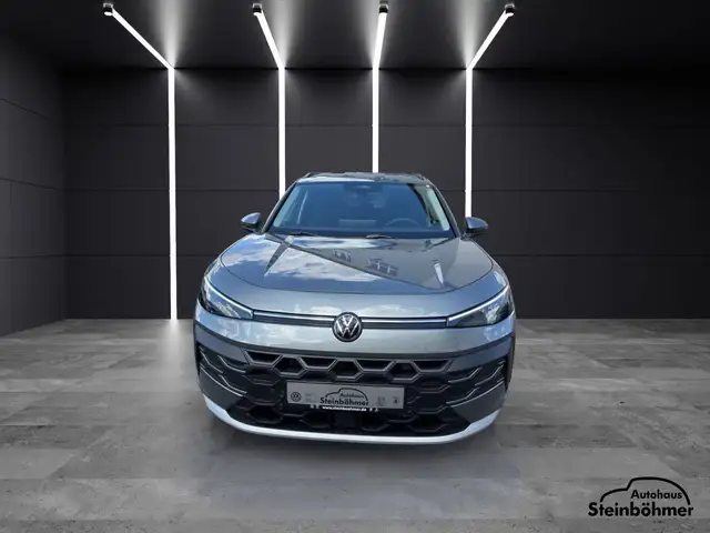 Volkswagen T-Roc view 11