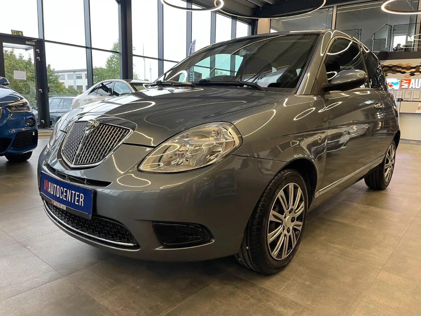 Lancia Ypsilon 1.4 8V Oro *KLIMAAUT.*2.HD*TÜV 06/2027* Grau - 2