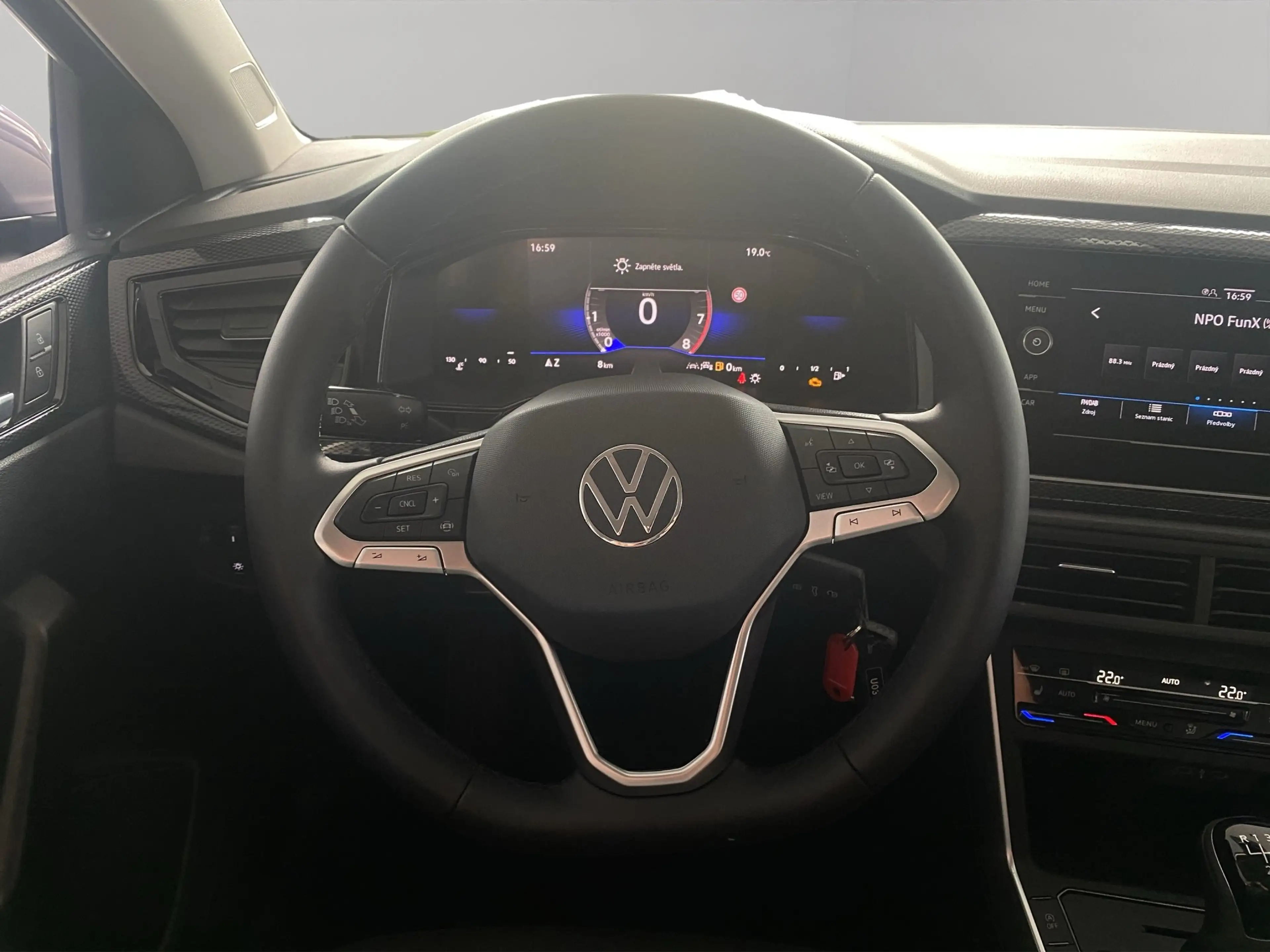Volkswagen Polo Life 1.0 TSI Kam. LED PDC SHZ elSitz Alu — photo 10