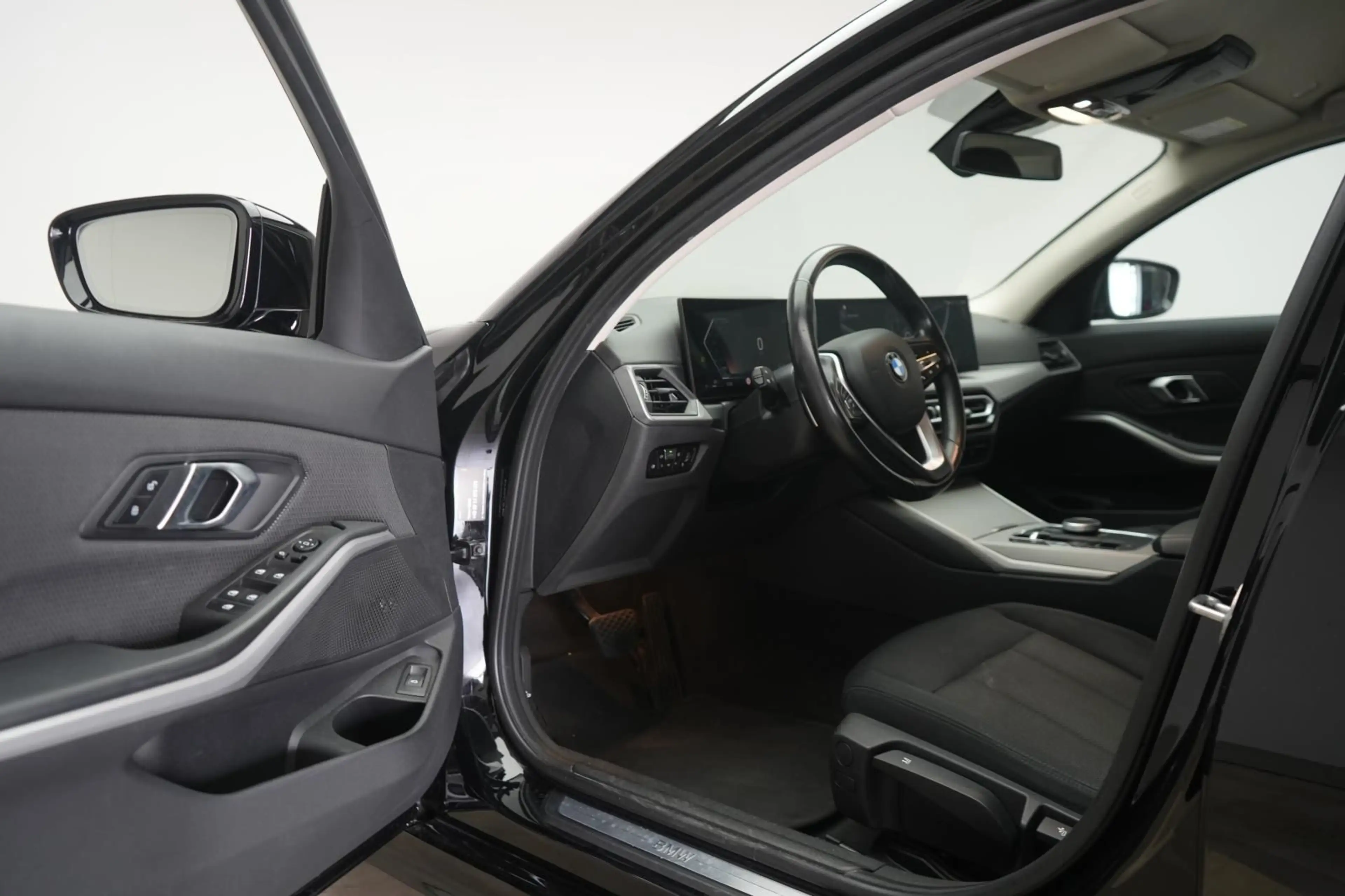 BMW 318 d Touring CarPlay/Temp/Lane/Wide/LED — photo 13