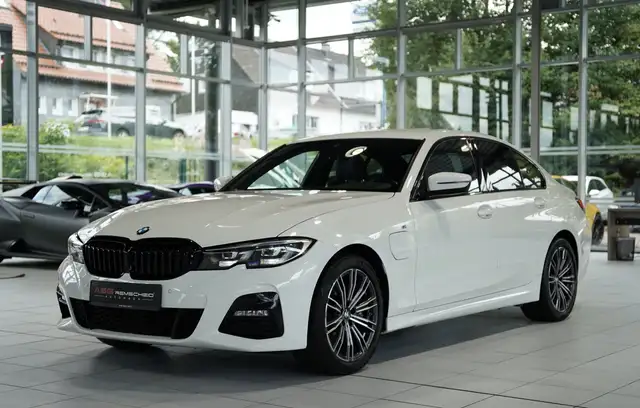 BMW 3 Series view 4