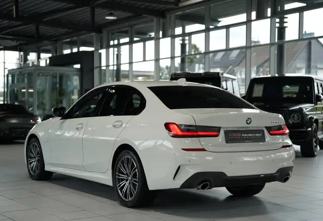 BMW 3 Series view 9