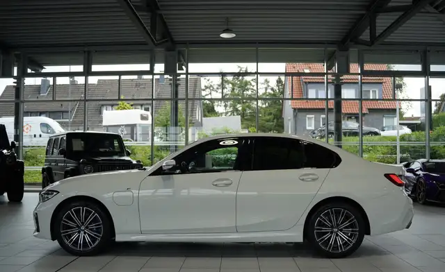 BMW 3 Series view 10