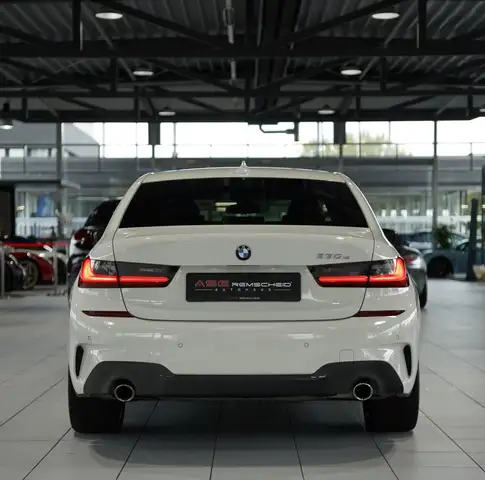 BMW 3 Series view 8