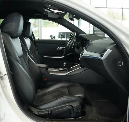 BMW 3 Series view 15