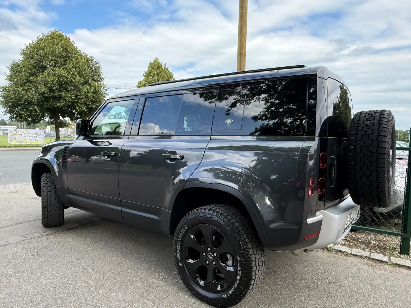 Land Rover Defender 110 SE 7 SITZER Grau - 2