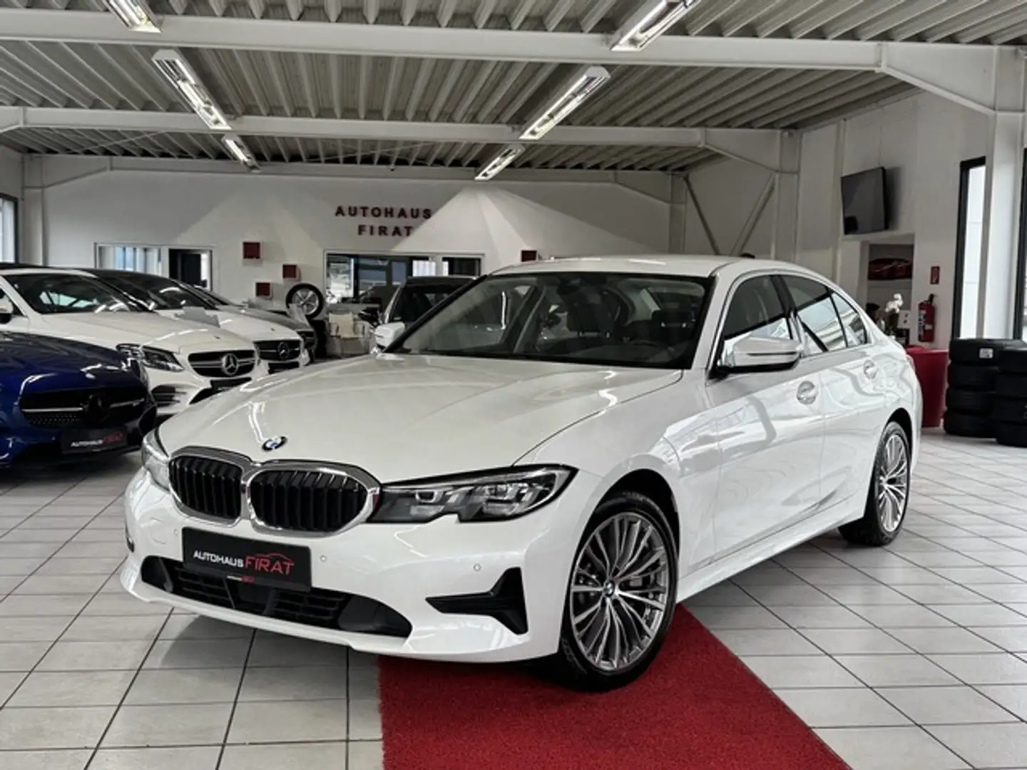 BMW 330 d xDrive Advantage AHK+LED+18 Zoll Alu+ Apple CarP Weiß - 1