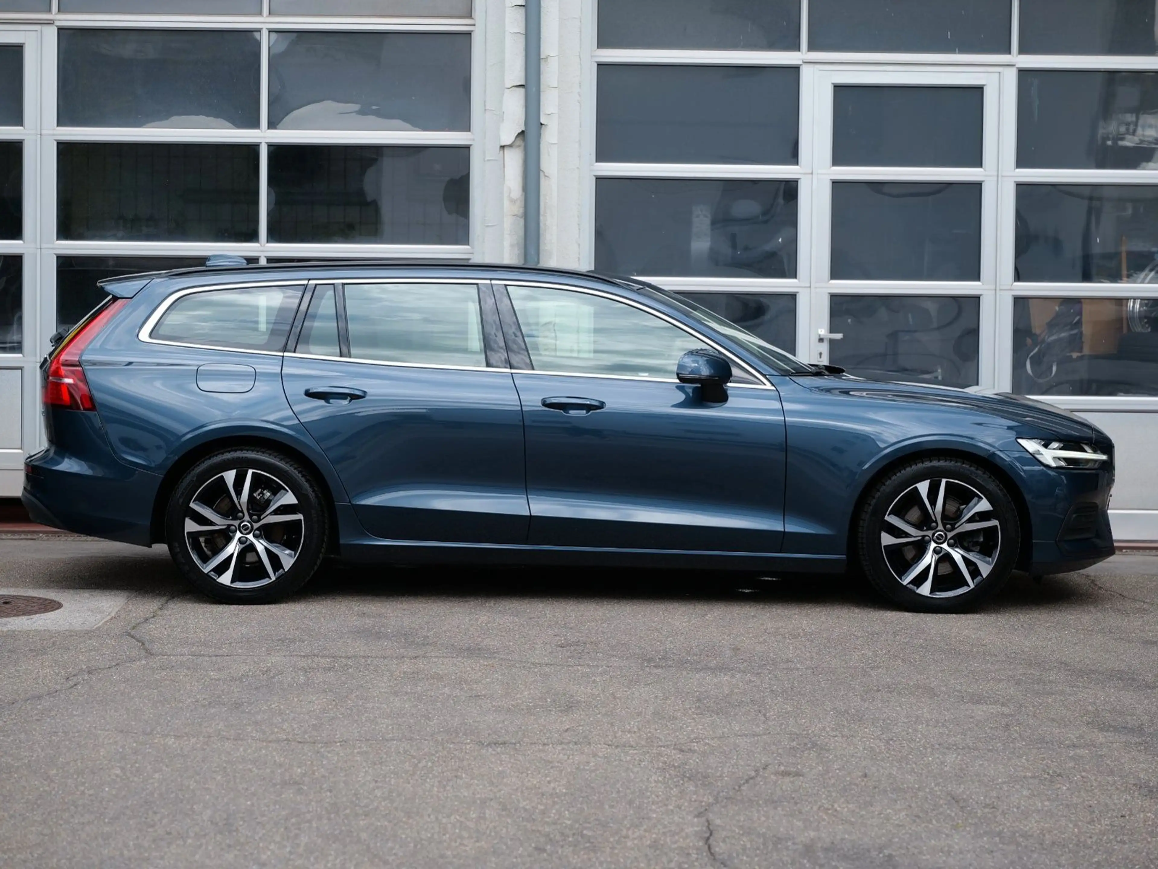 Volvo V60 B4 Core LEDER+NAVI+4xSHZ+KEYLESS+PDC+CAM — photo 9