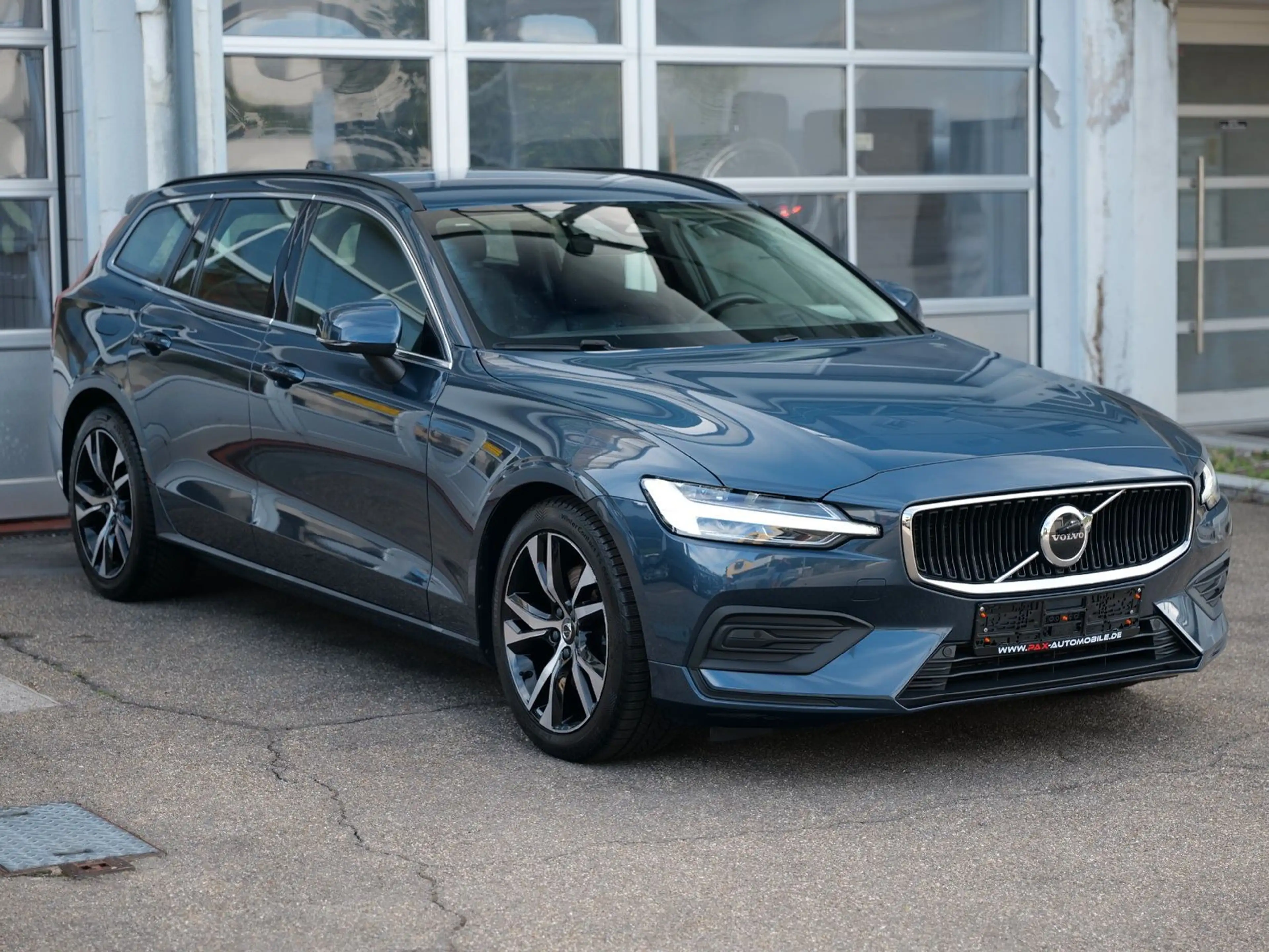 Volvo V60 B4 Core LEDER+NAVI+4xSHZ+KEYLESS+PDC+CAM — photo 4