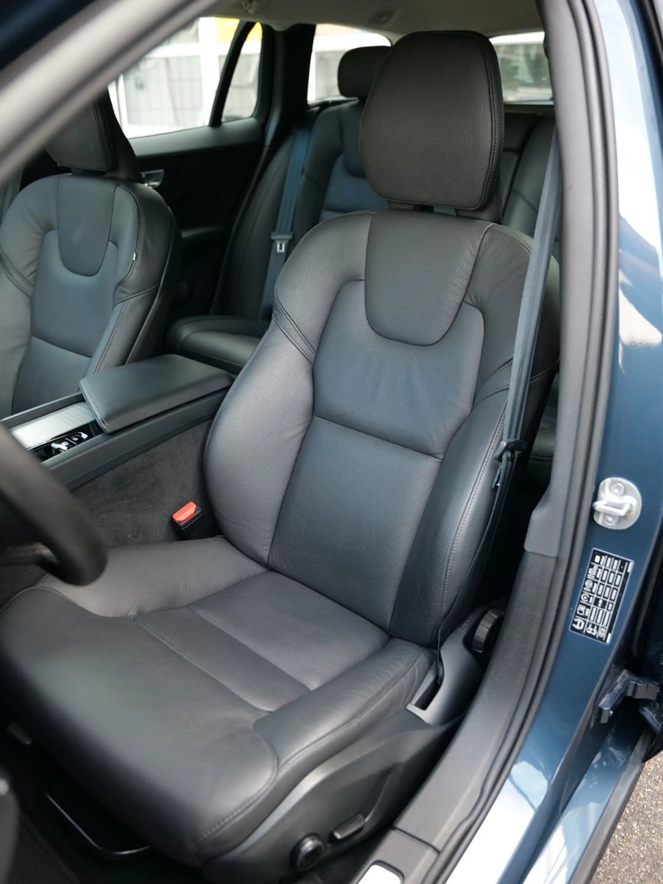 Volvo V60 B4 Core LEDER+NAVI+4xSHZ+KEYLESS+PDC+CAM — photo 11