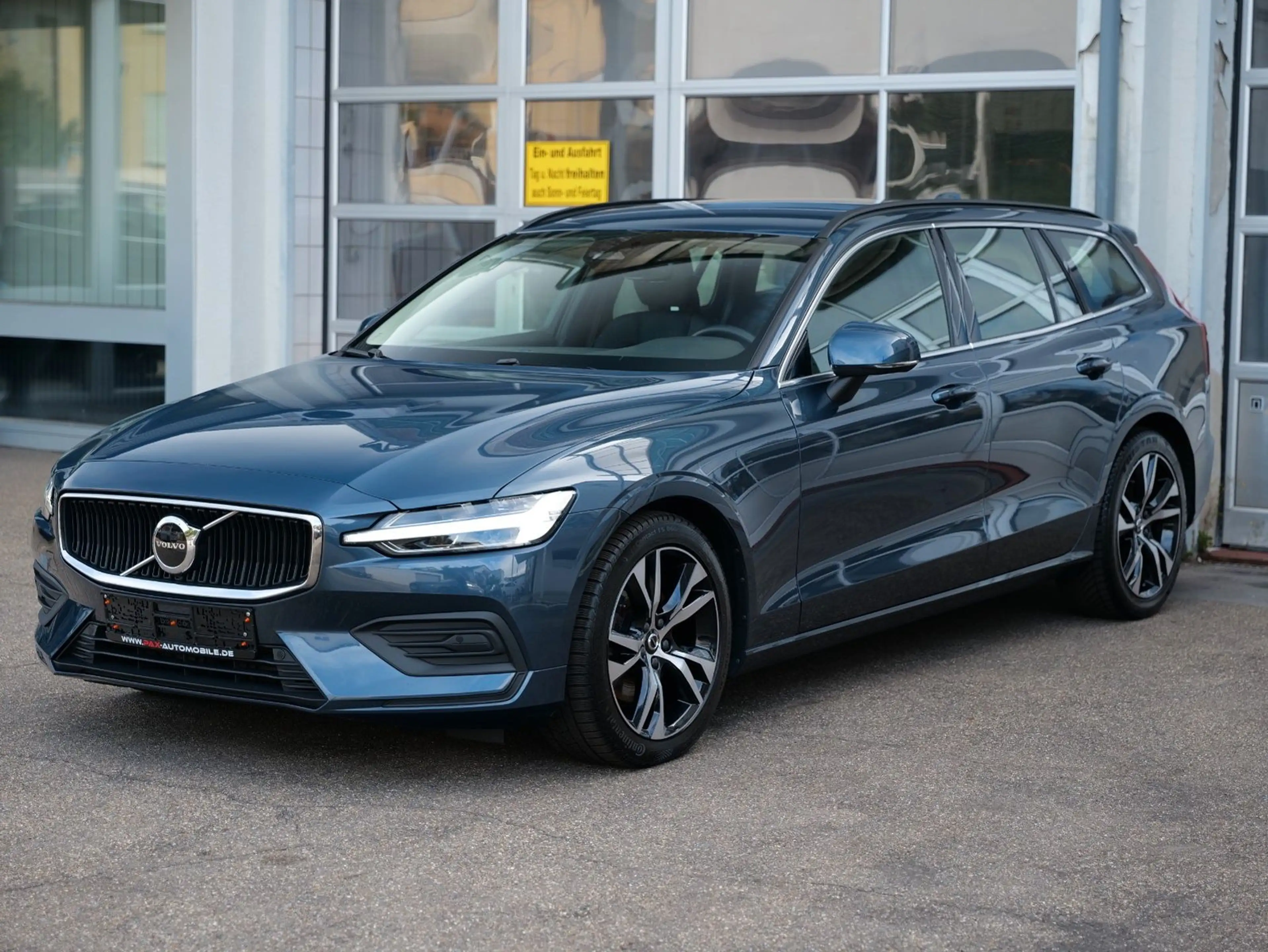 Volvo V60 B4 Core LEDER+NAVI+4xSHZ+KEYLESS+PDC+CAM — photo 2
