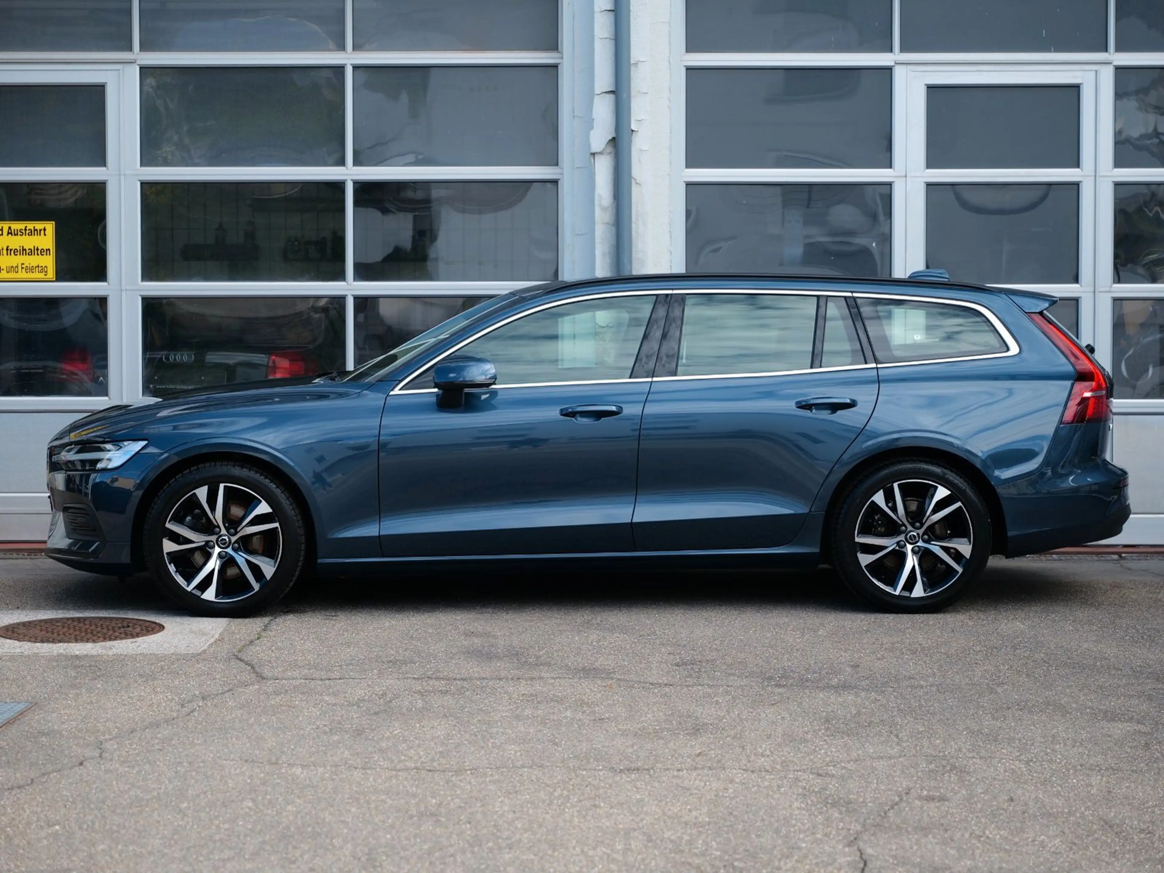 Volvo V60 B4 Core LEDER+NAVI+4xSHZ+KEYLESS+PDC+CAM — photo 8