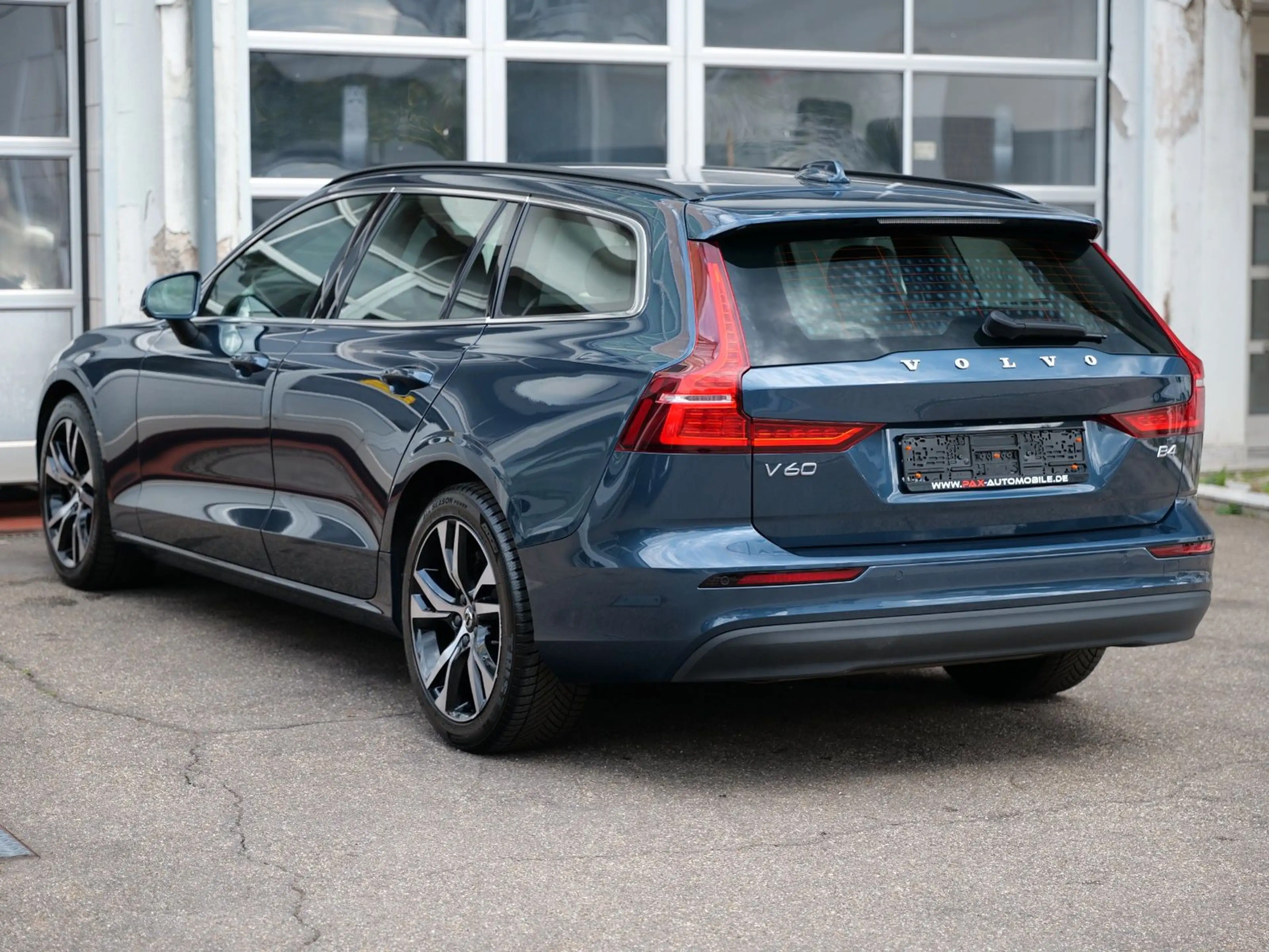 Volvo V60 B4 Core LEDER+NAVI+4xSHZ+KEYLESS+PDC+CAM — photo 5