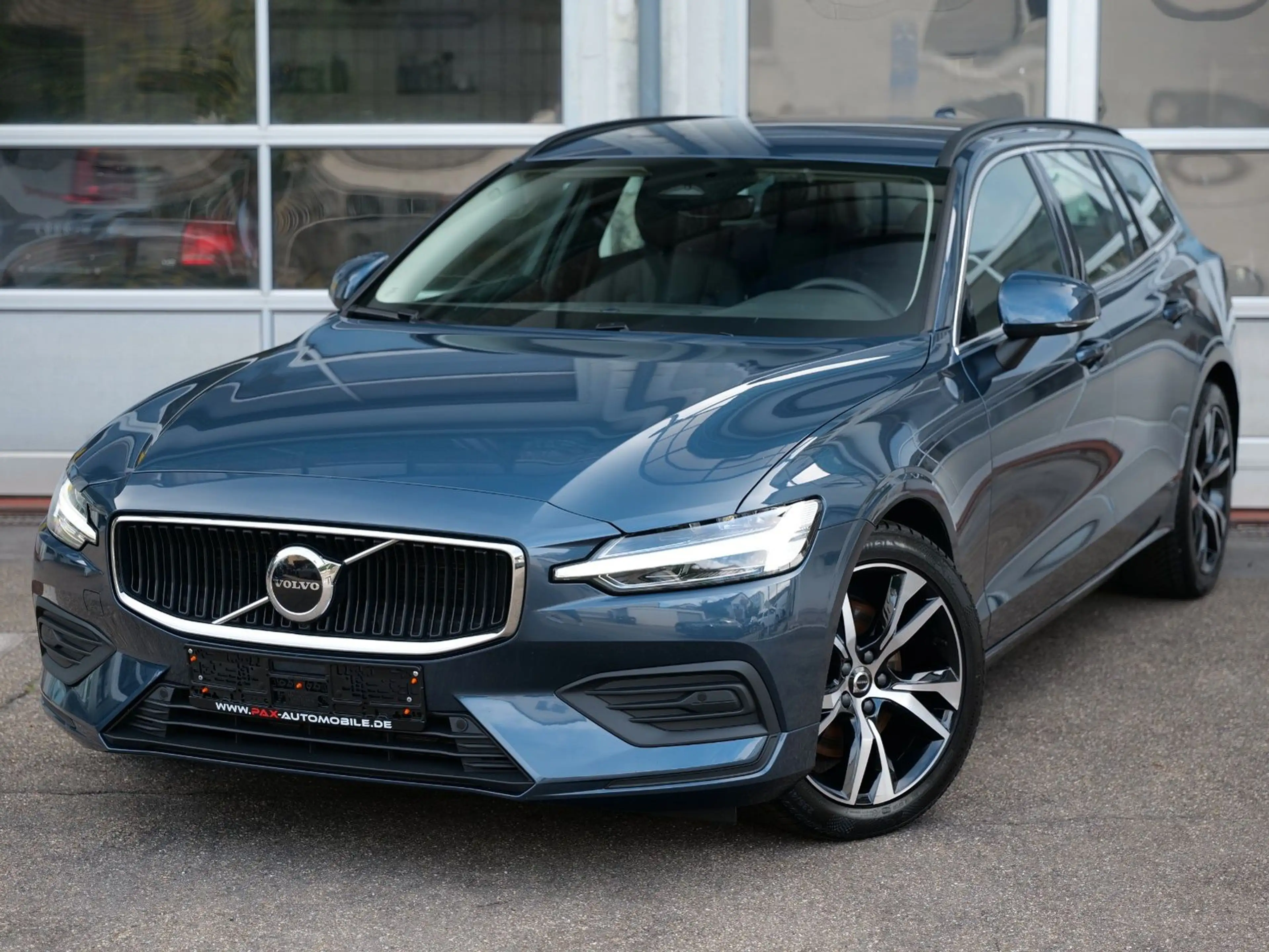 Volvo V60 B4 Core LEDER+NAVI+4xSHZ+KEYLESS+PDC+CAM
