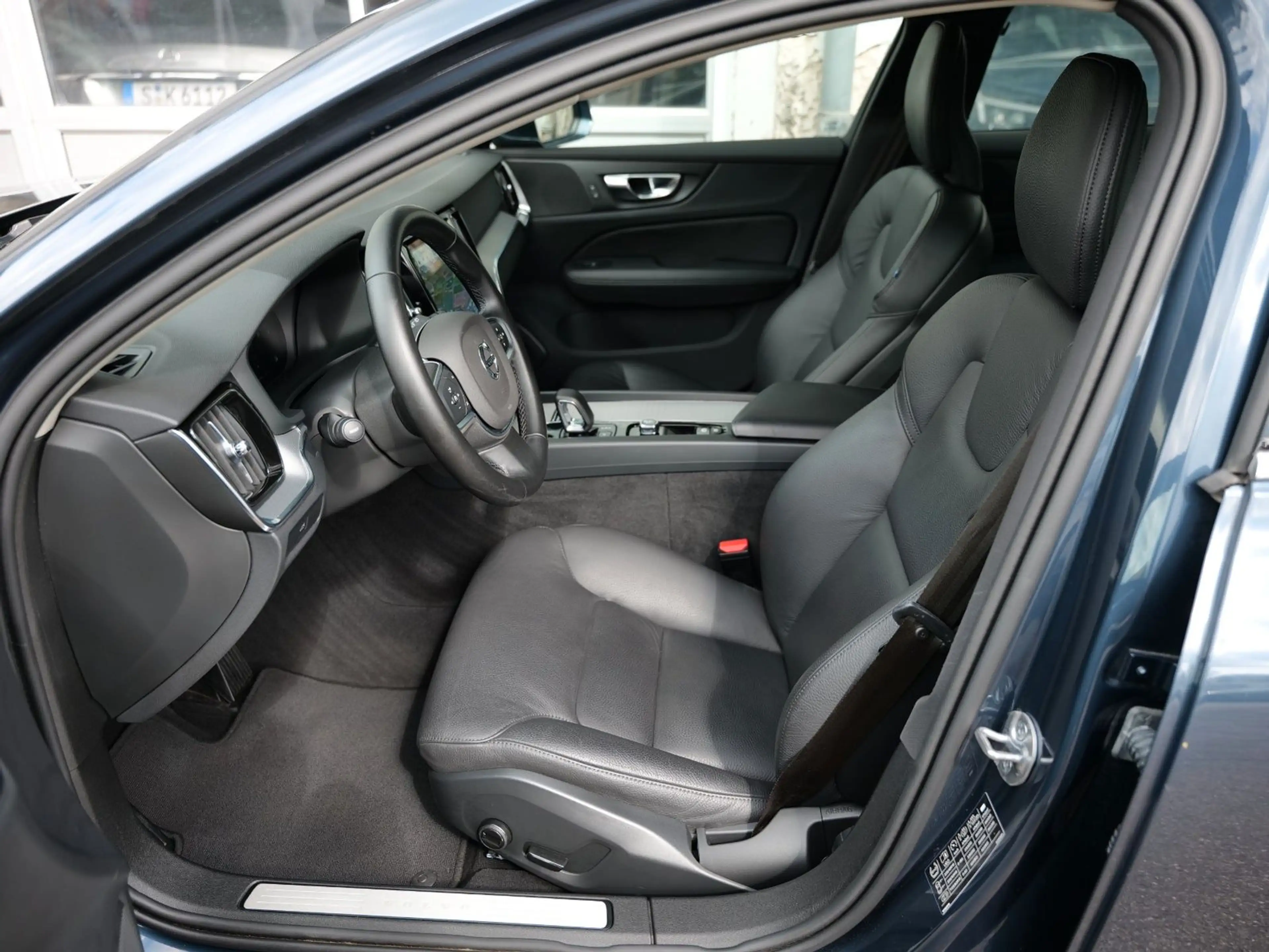 Volvo V60 B4 Core LEDER+NAVI+4xSHZ+KEYLESS+PDC+CAM — photo 12
