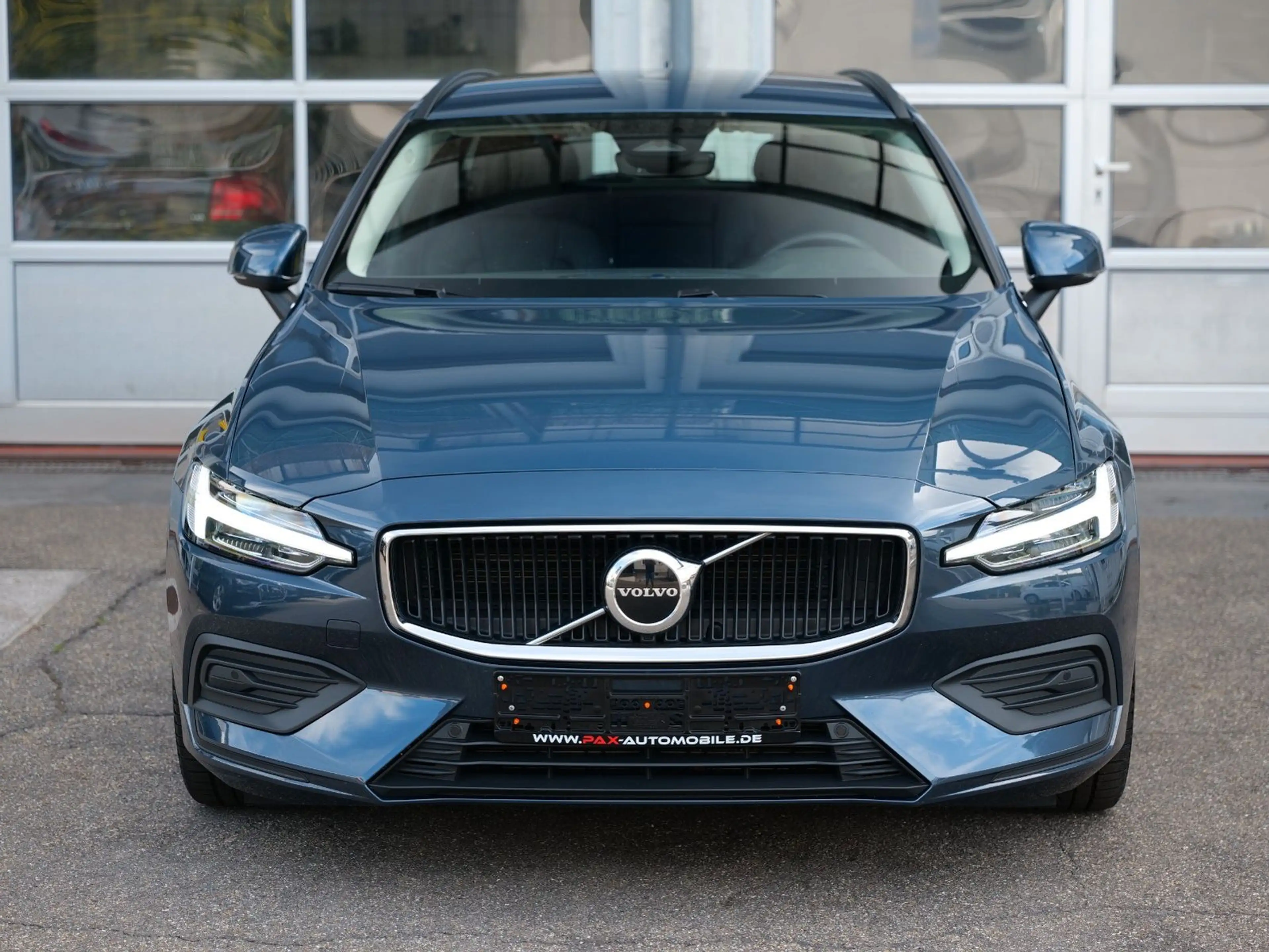Volvo V60 B4 Core LEDER+NAVI+4xSHZ+KEYLESS+PDC+CAM — photo 3