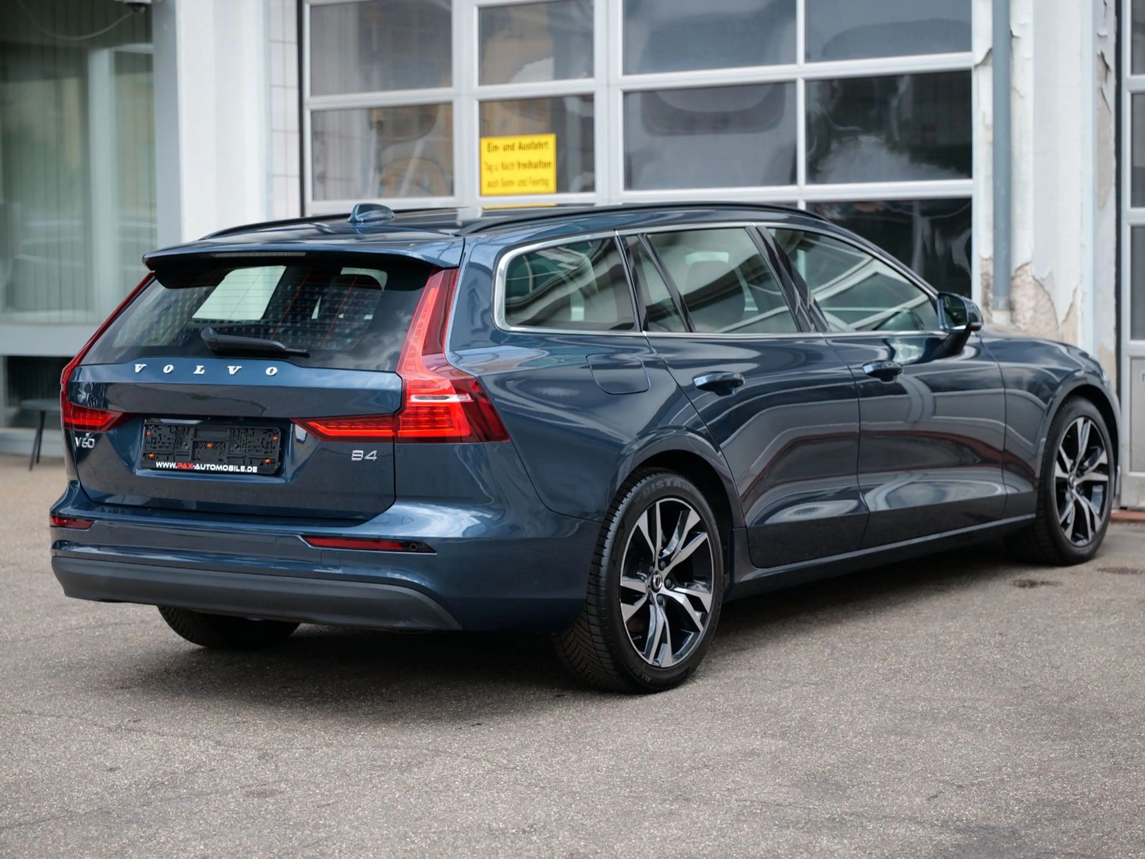 Volvo V60 B4 Core LEDER+NAVI+4xSHZ+KEYLESS+PDC+CAM — photo 7