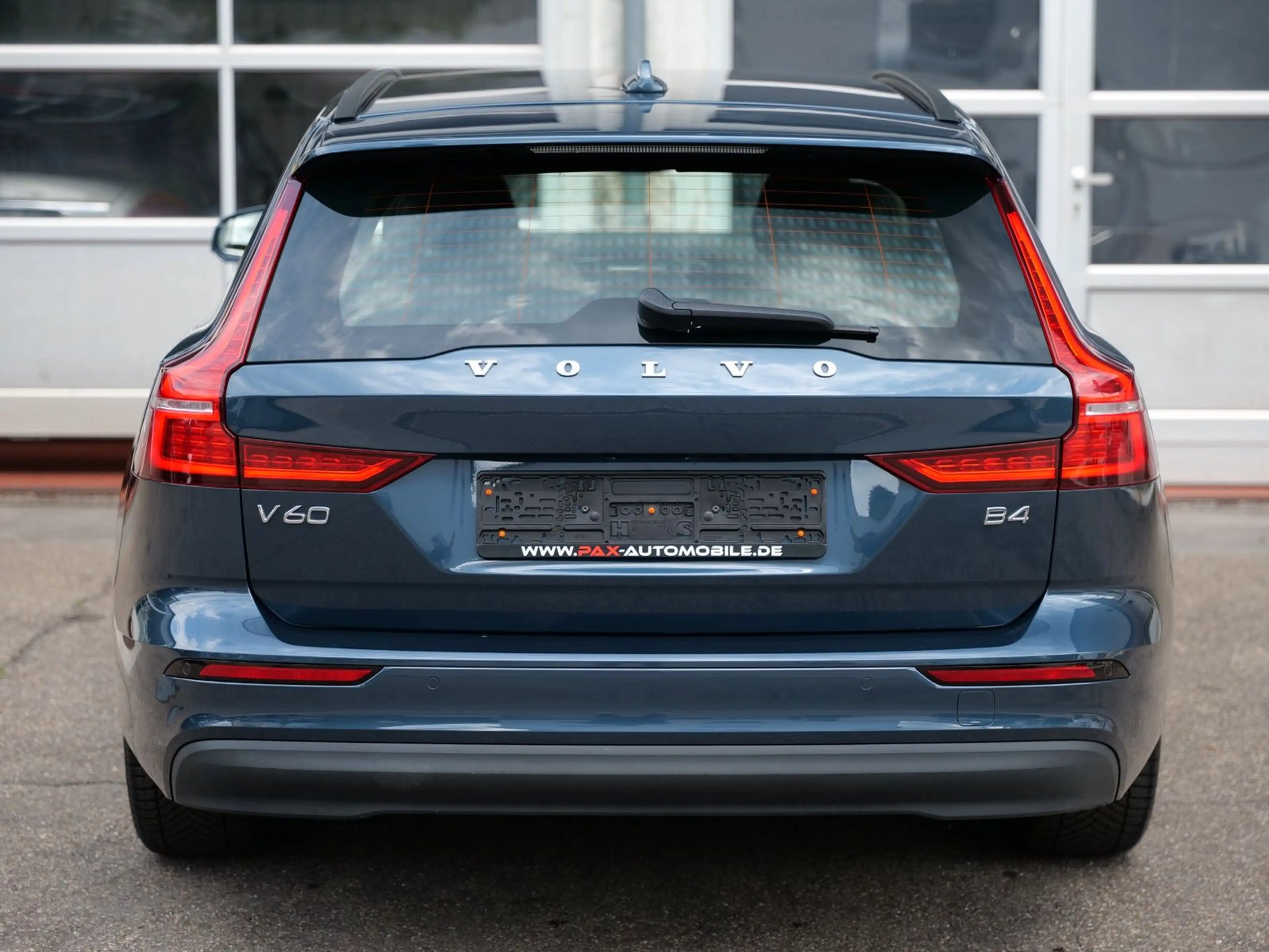 Volvo V60 B4 Core LEDER+NAVI+4xSHZ+KEYLESS+PDC+CAM — photo 6