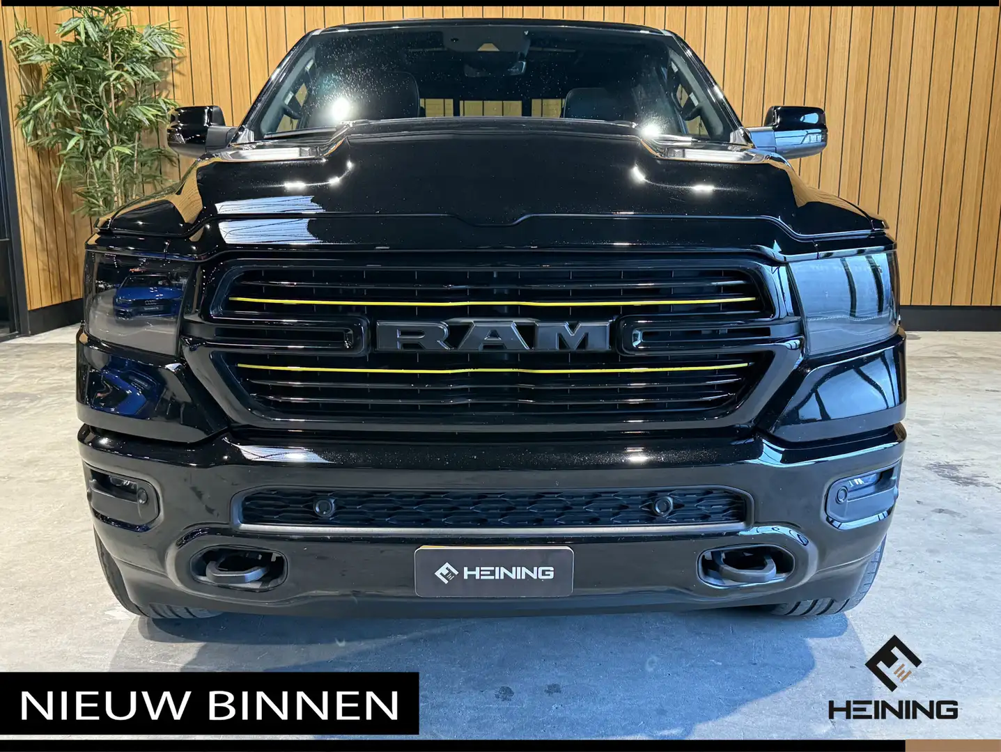 Dodge RAM 1500 5.7 V8 4x4 Crew Cab Laramie Sport. Black Edit Noir - 2