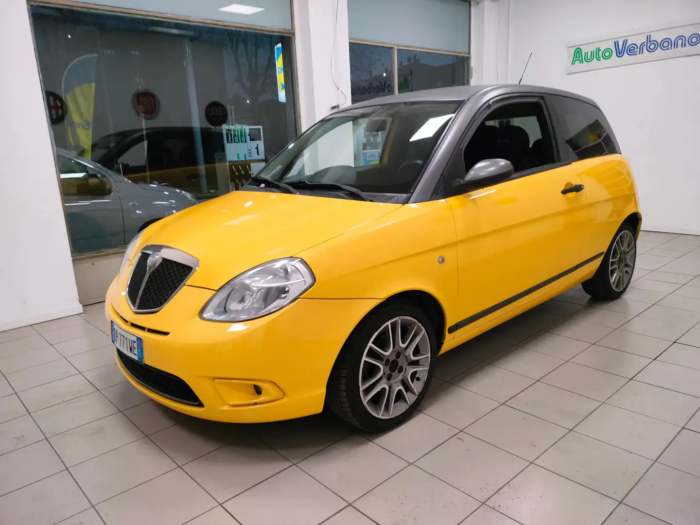 Lancia Ypsilon II 2007 1.4 16v Oro 6m momo design Geel - 2