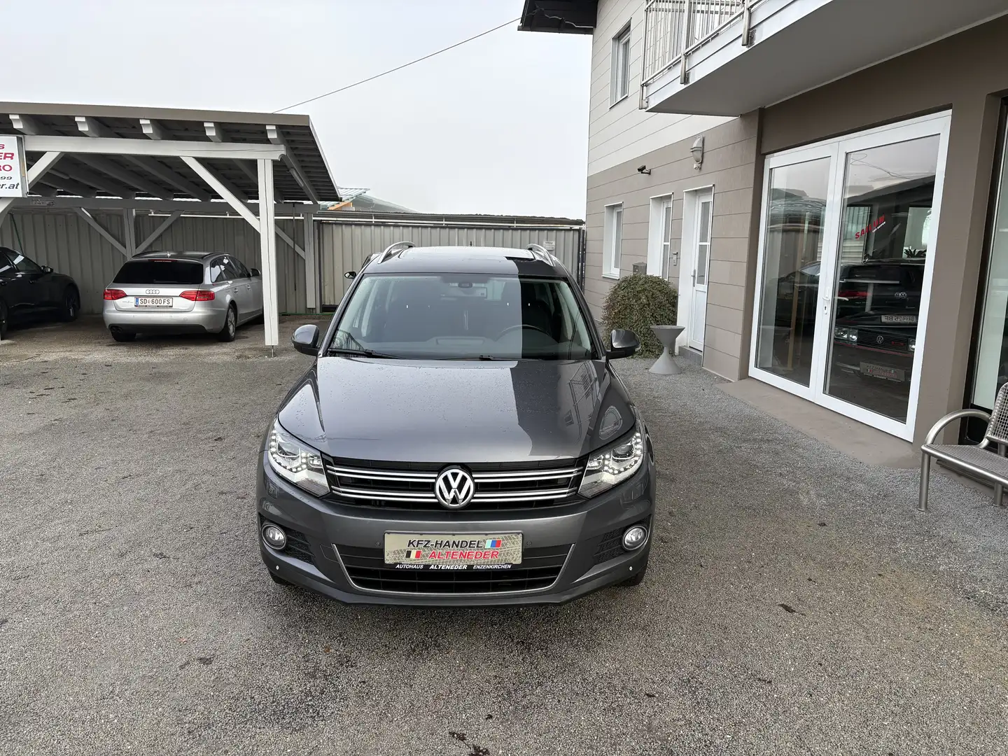 Volkswagen Tiguan 1,4 TSI Sky BMT *1.BESITZ*PANO*XENON*SITZH* Grau - 2