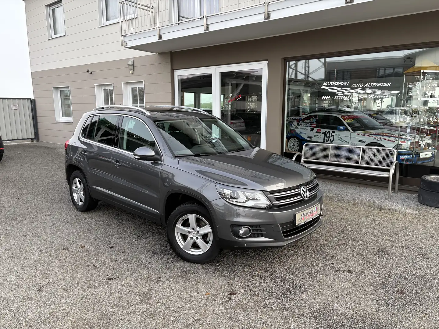 Volkswagen Tiguan 1,4 TSI Sky BMT *1.BESITZ*PANO*XENON*SITZH* Grau - 1