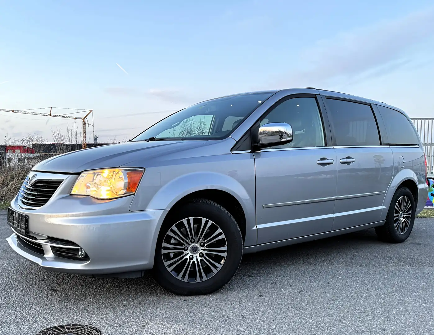 Lancia Voyager Voyager S 2,8 CRD*NAVI*LEDER*PDC+R-KAM*7 SITZER* Srebrny - 2