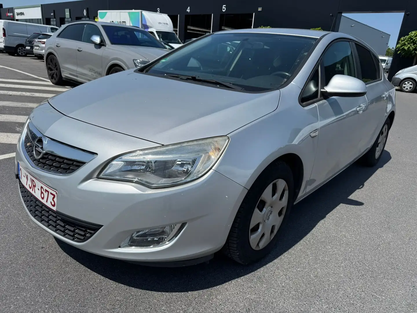 Opel Astra 1.6i Essentia Plateado - 1