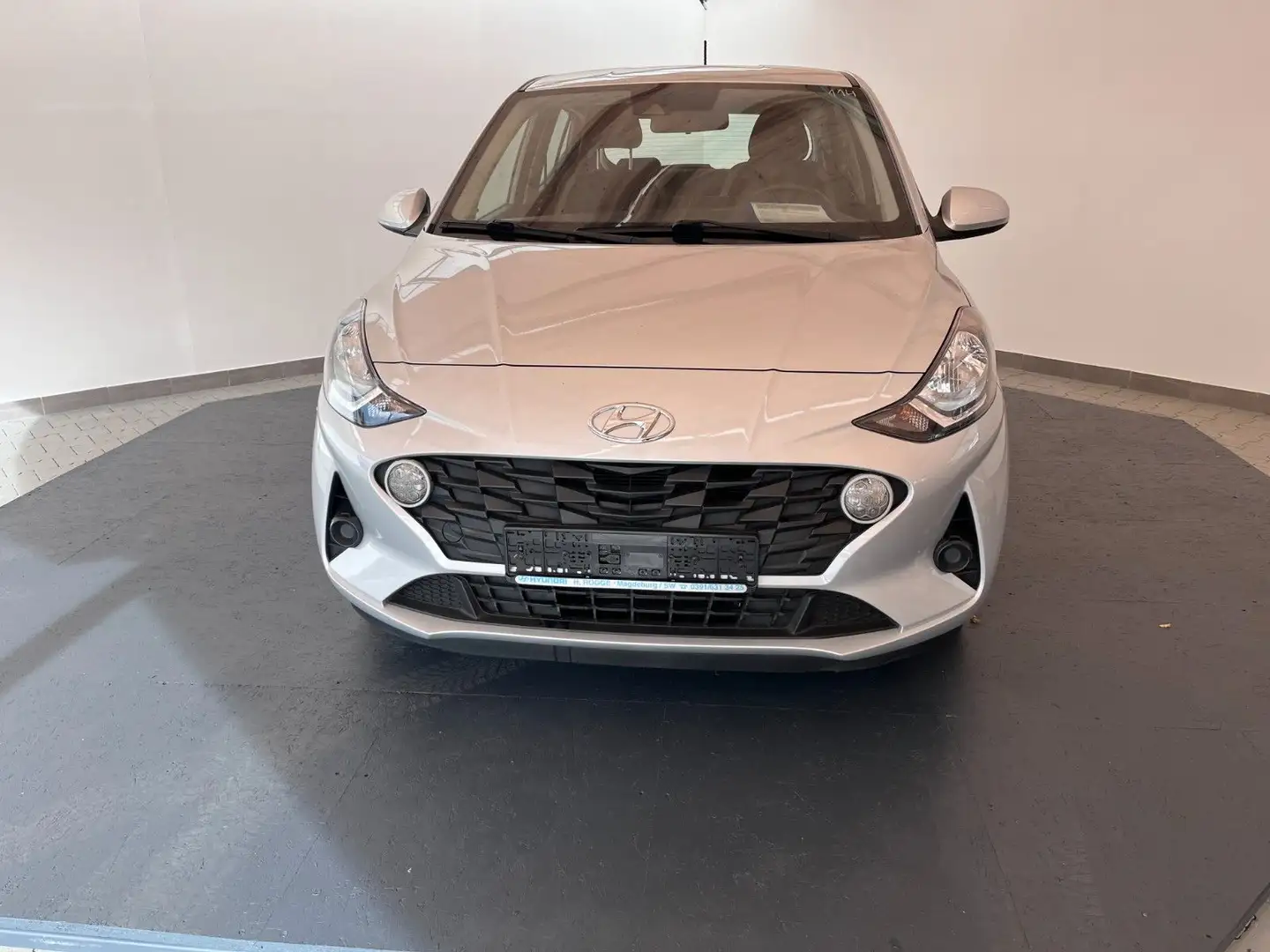 Hyundai i10 Select Silber - 1