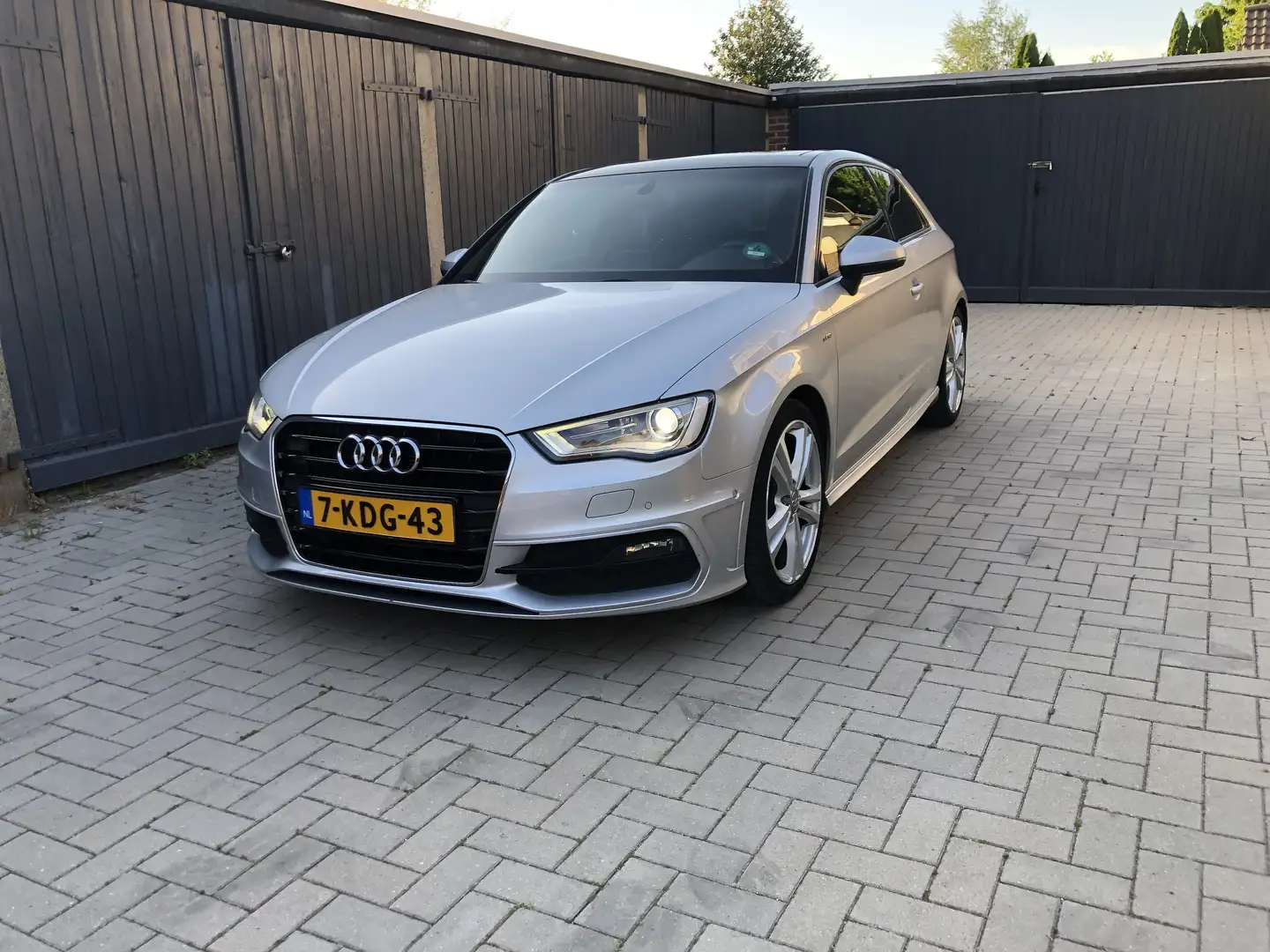 Audi A3 1.4 TFSI Ambit. PL S Grijs - 1