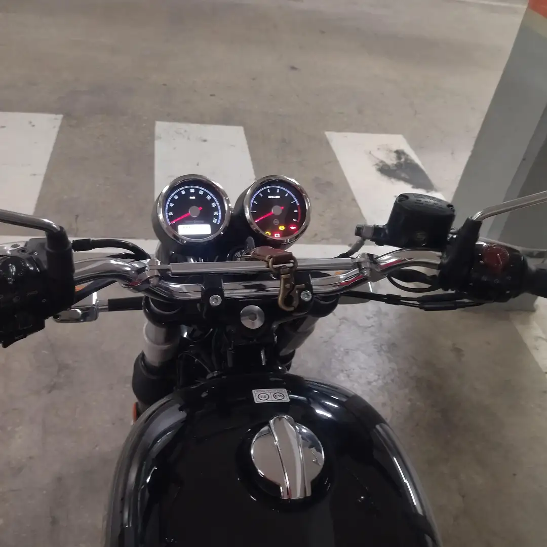 Royal Enfield Interceptor Black - 2